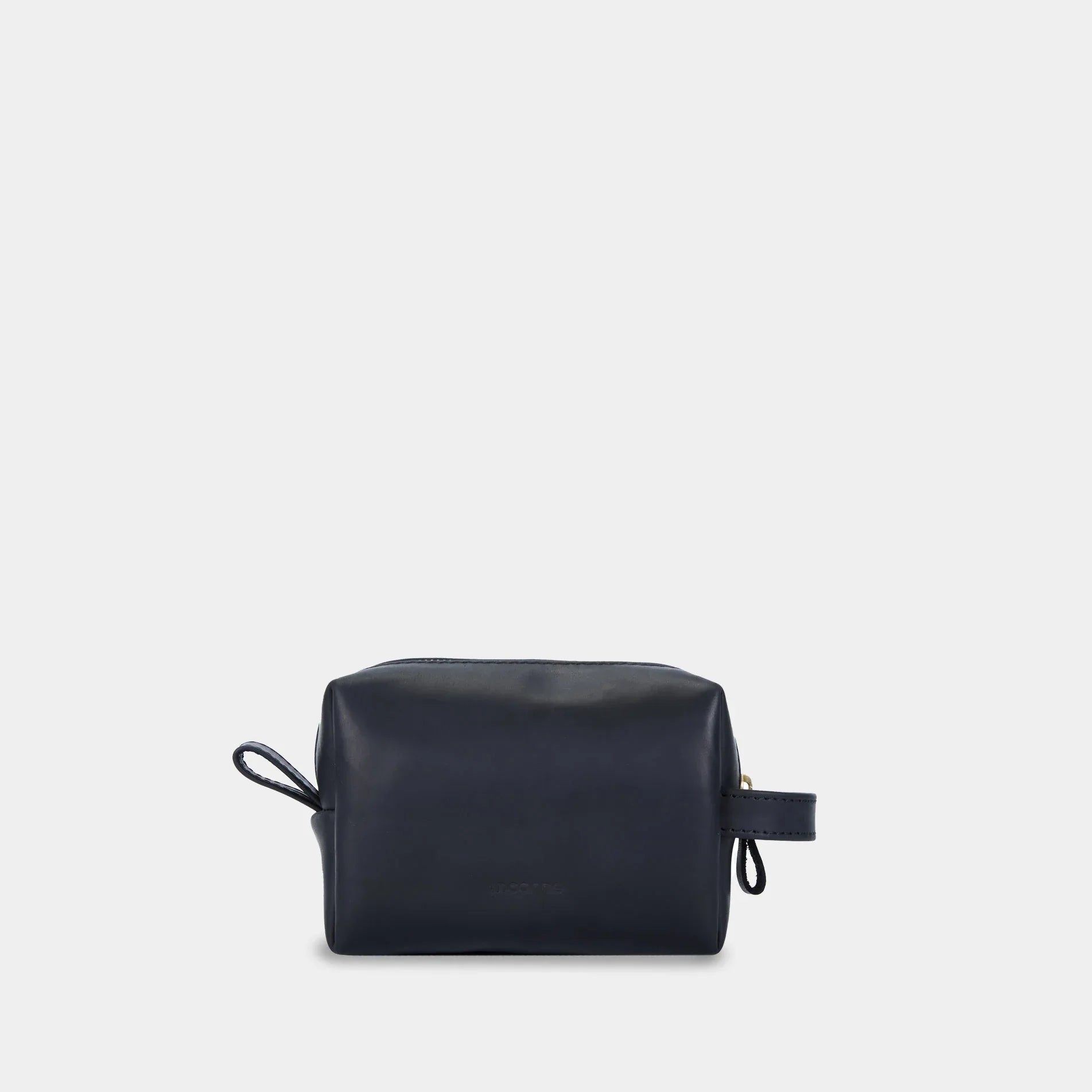 Чорна вінтажна косметичка INCARNE Mirage на ліжку поруч із одягом, стильний аксесуар для подорожі