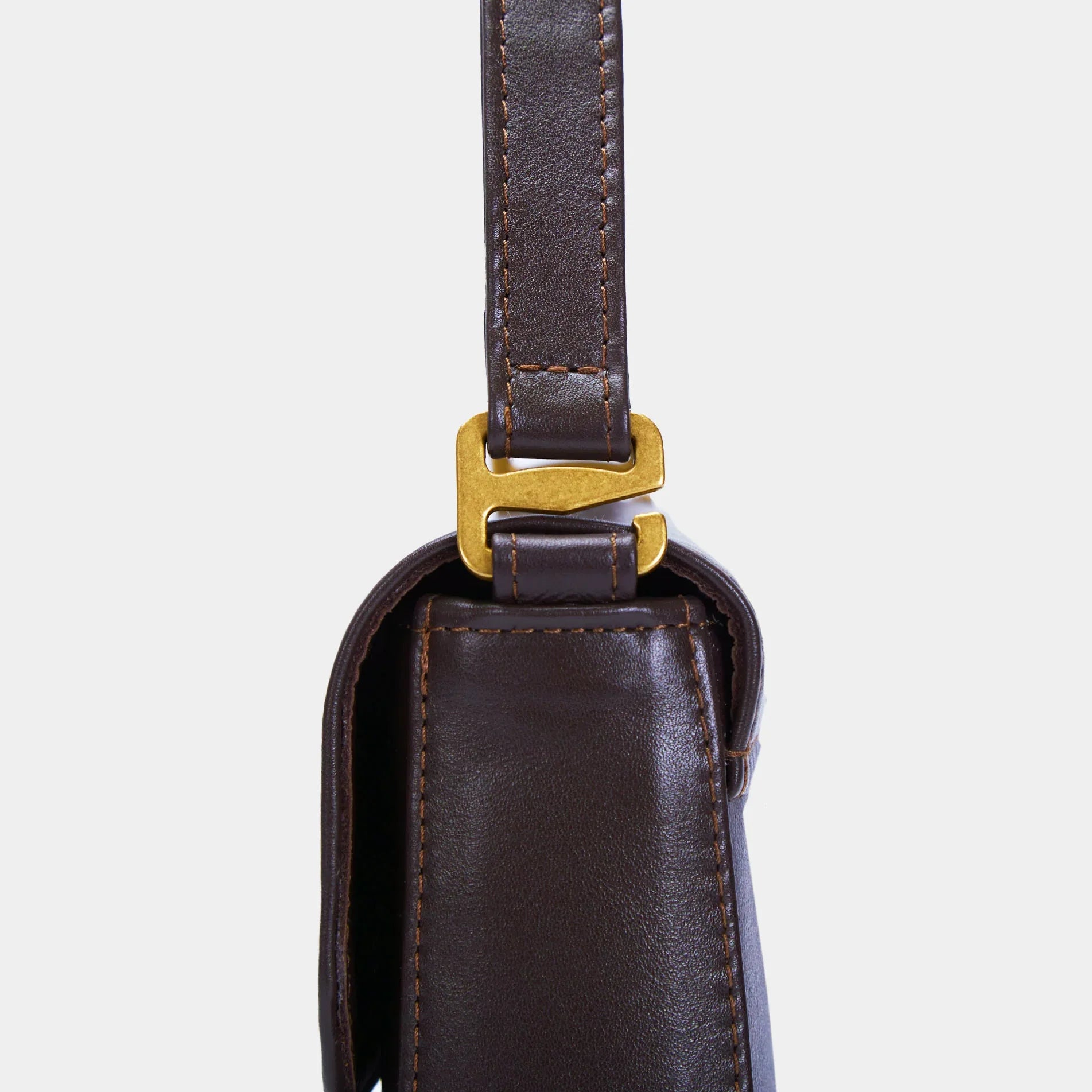 Деталь сумки Fancy шоколадного кольору, металева фурнітура та акуратний шов ручної роботи