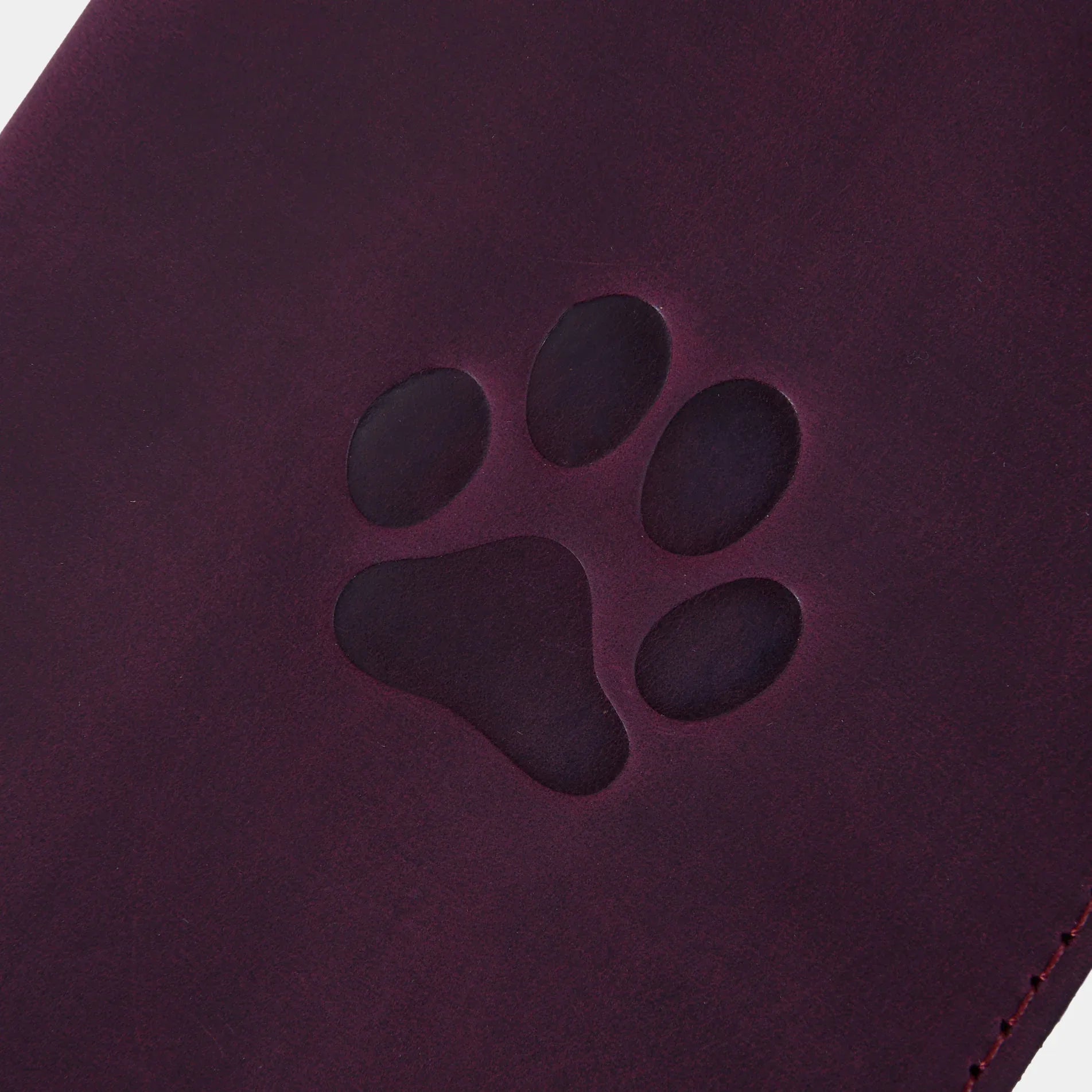 Відкрита обкладинка для ветеринарного паспорта Paw, бордова шкіра, акуратні шви та зручне розміщення документа