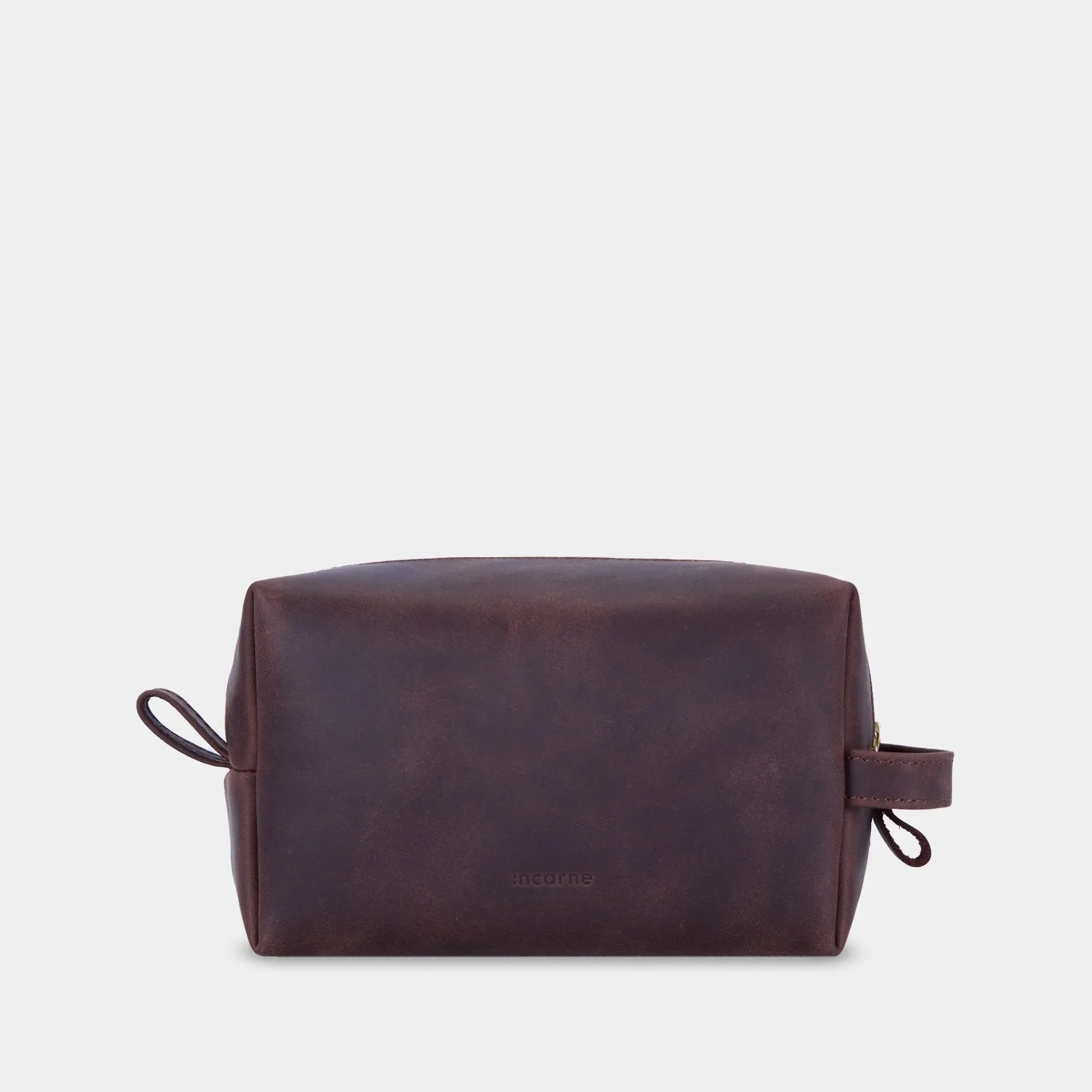 Коричнева шкіряна косметичка Mirage від INCARNE з вінтажною фактурою та латунною блискавкою YKK на білому фоні