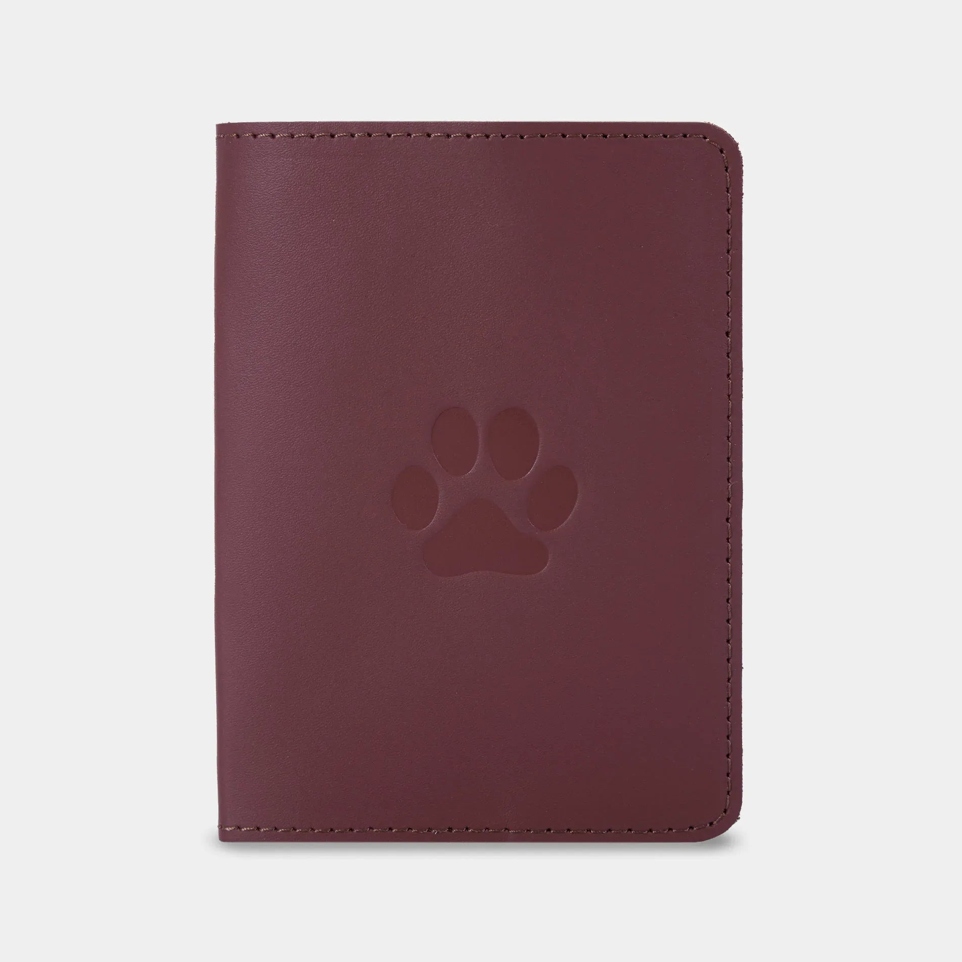 Коричнева шкіряна обкладинка для ветеринарного паспорта Paw від INCARNE з тисненням лапки на лицьовій стороні