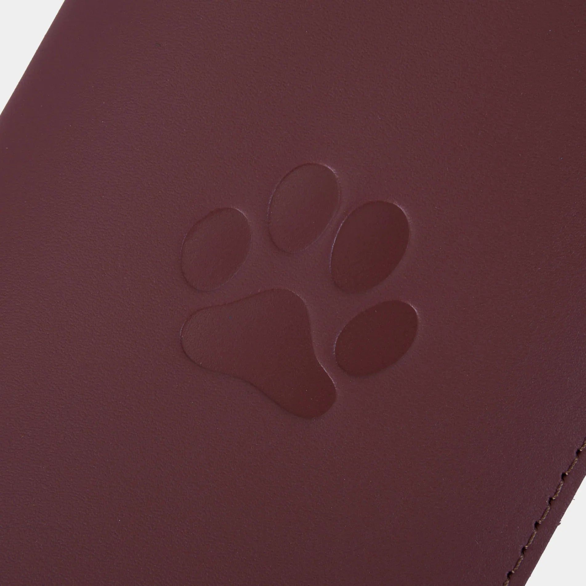 Відкрита обкладинка для ветеринарного паспорта Paw, видно внутрішнє оздоблення та відділення для документа