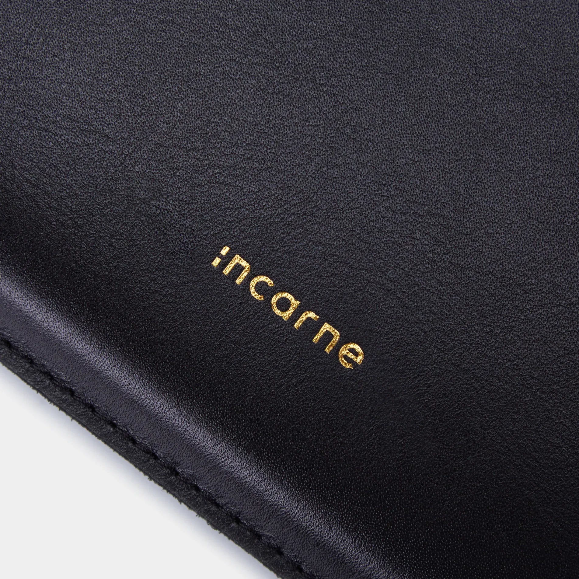 Тонкий профіль шкіряного чохла ClineUp, показано компактність і зручність перенесення ноутбука