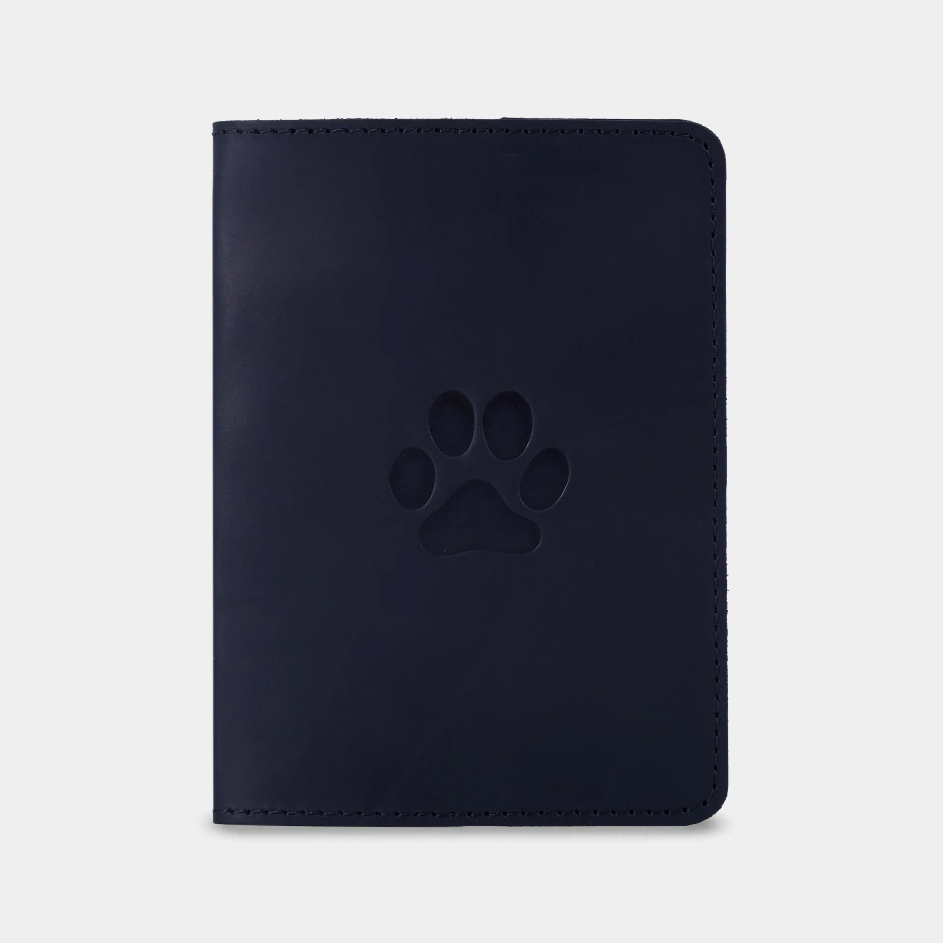 Чорна шкіряна обкладинка для ветпаспорта Paw від INCARNE з мінімалістичним тисненням на лицьовій стороні