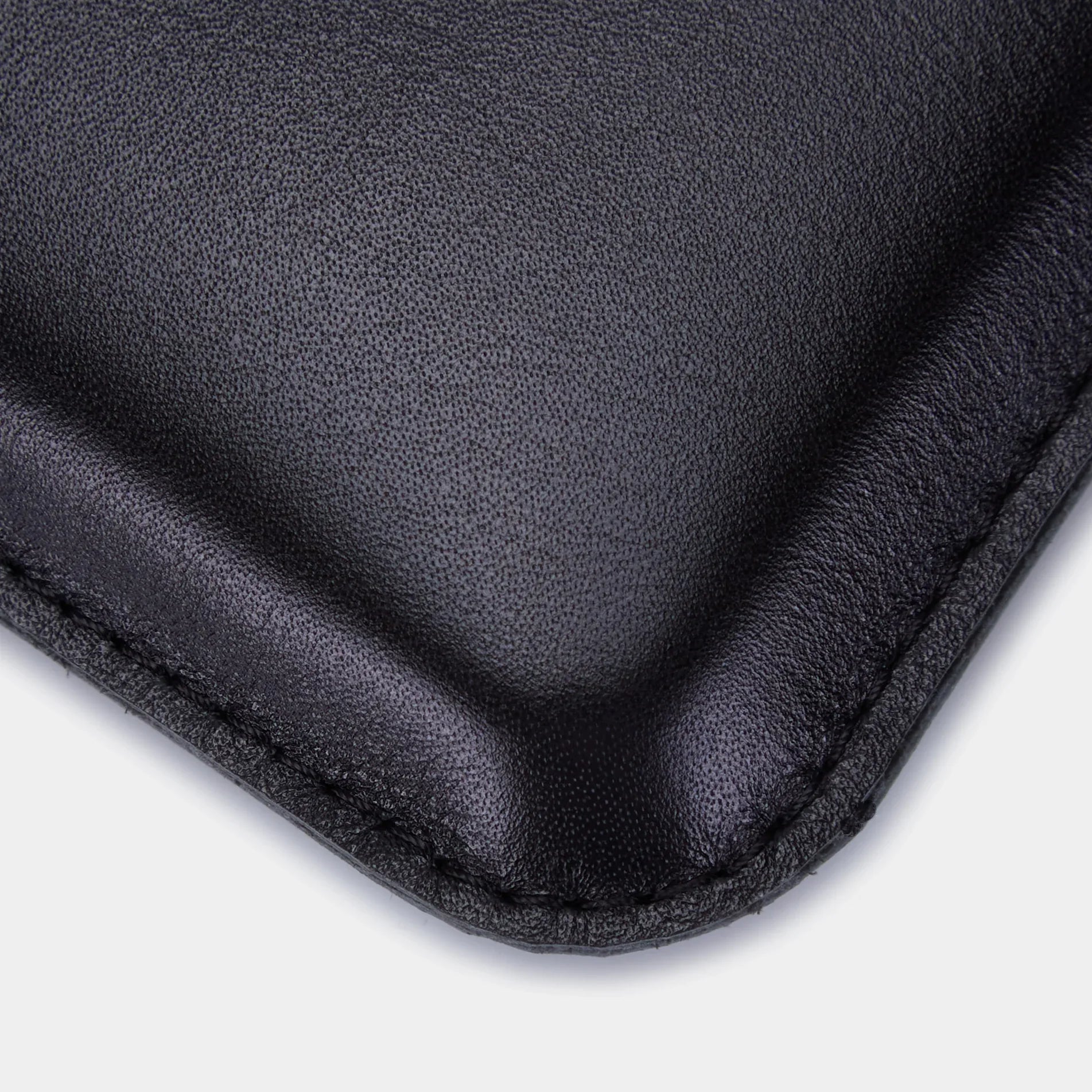 Деталь шкіри преміум на чохлі ClineUp від INCARNE, текстура чорної гладкої шкіри крупним планом