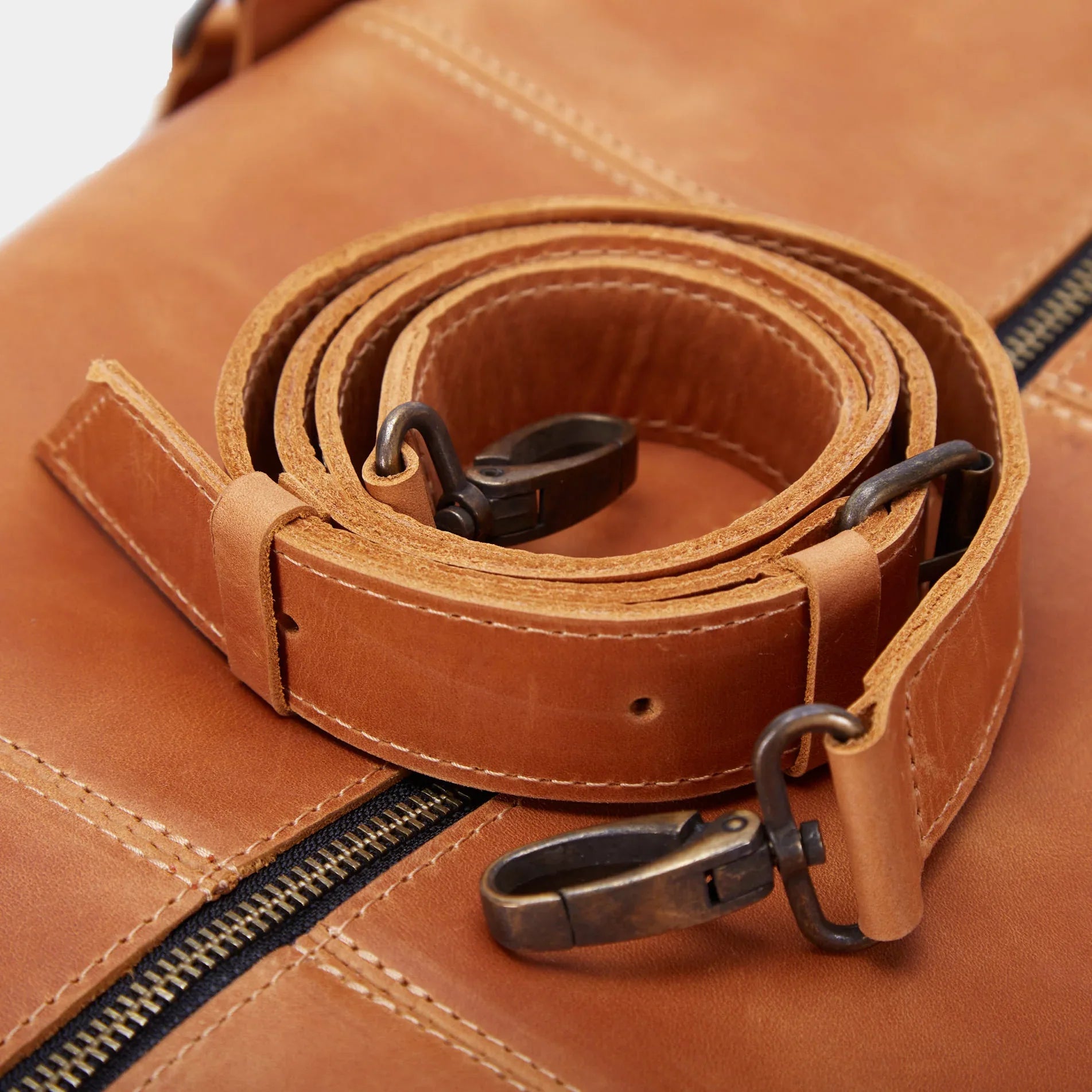 Сумка для подорожей All In з регульованим плечовим ременем на карабінах, натуральна шкіра коньяк