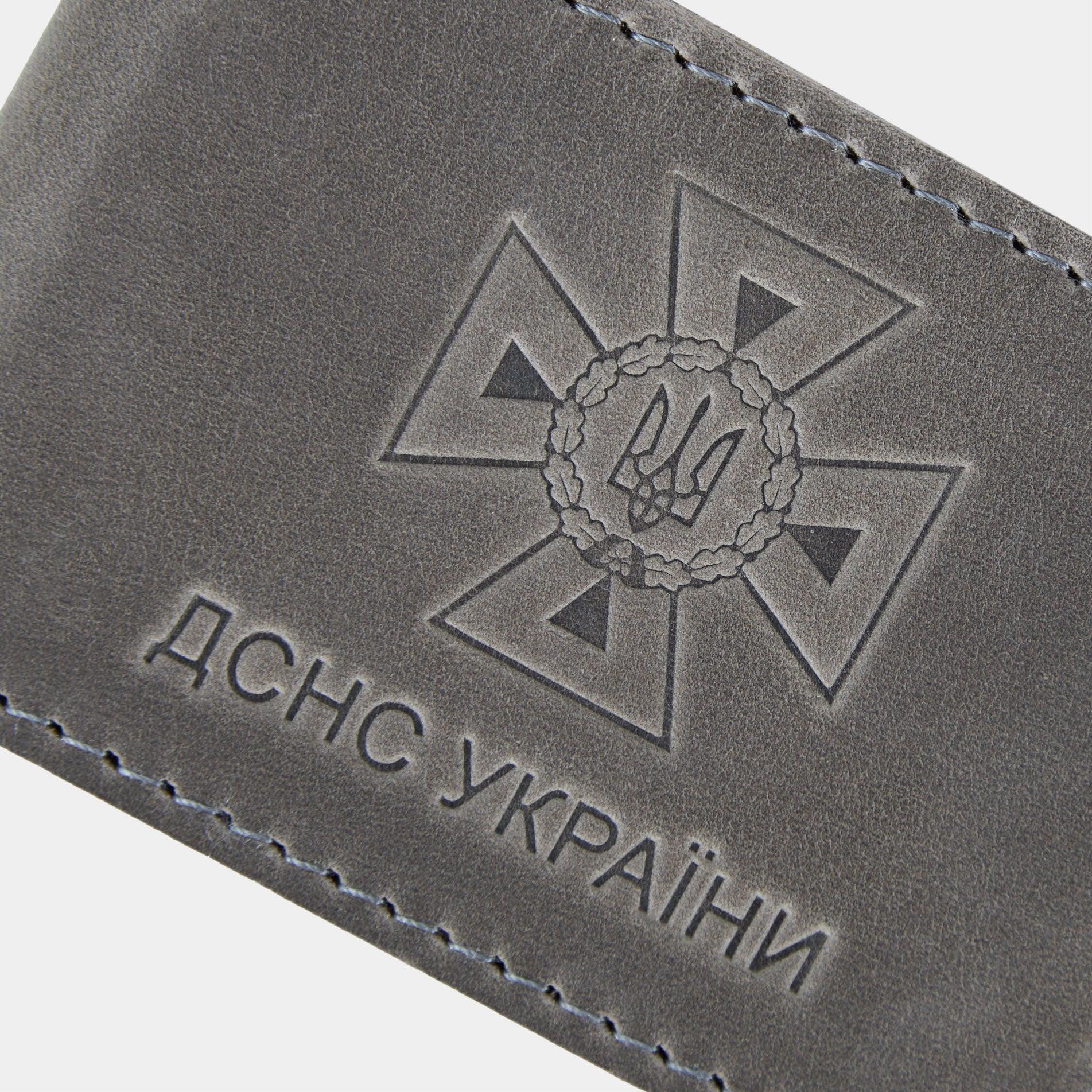 Тильна сторона сірої обкладинки ДСНС INCARNE з окремим відділенням для жетона та мінімалістичним дизайном
