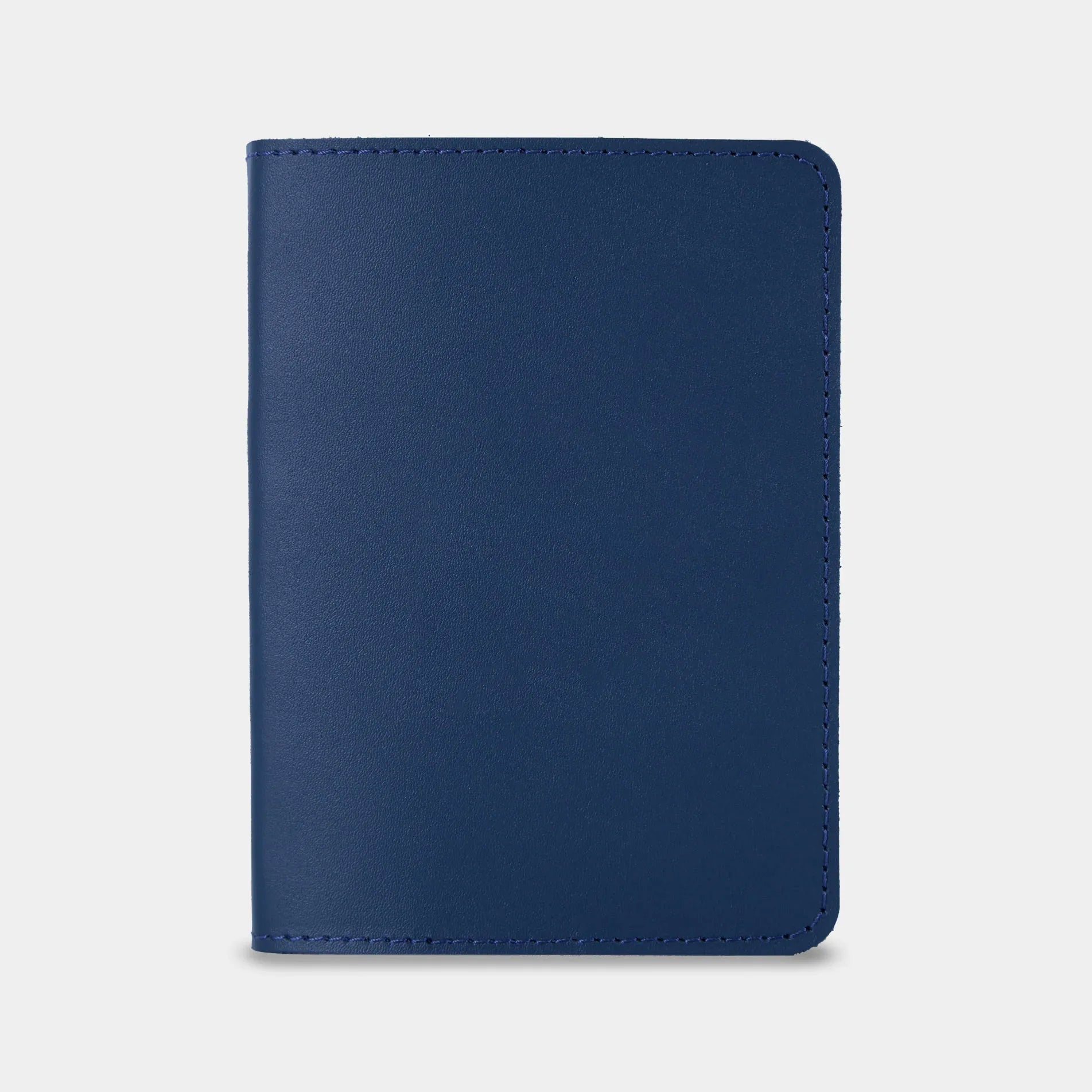 Синя шкіряна обкладинка на паспорт Bali від INCARNE, вигляд спереду на світлому фоні