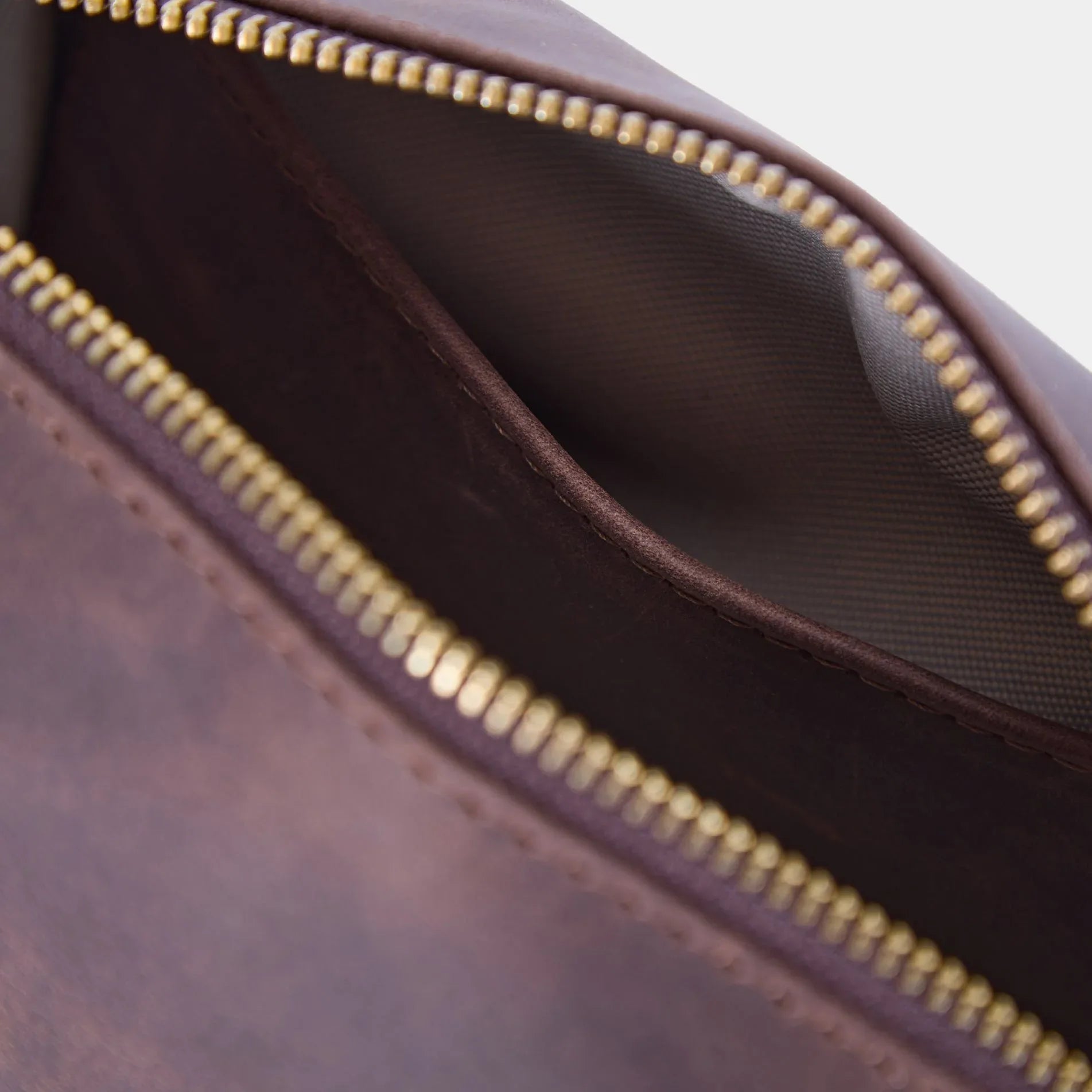 Відкрита косметичка Mirage з коричневої шкіри з внутрішньою кишенею та піщаною підкладкою для дрібних речей