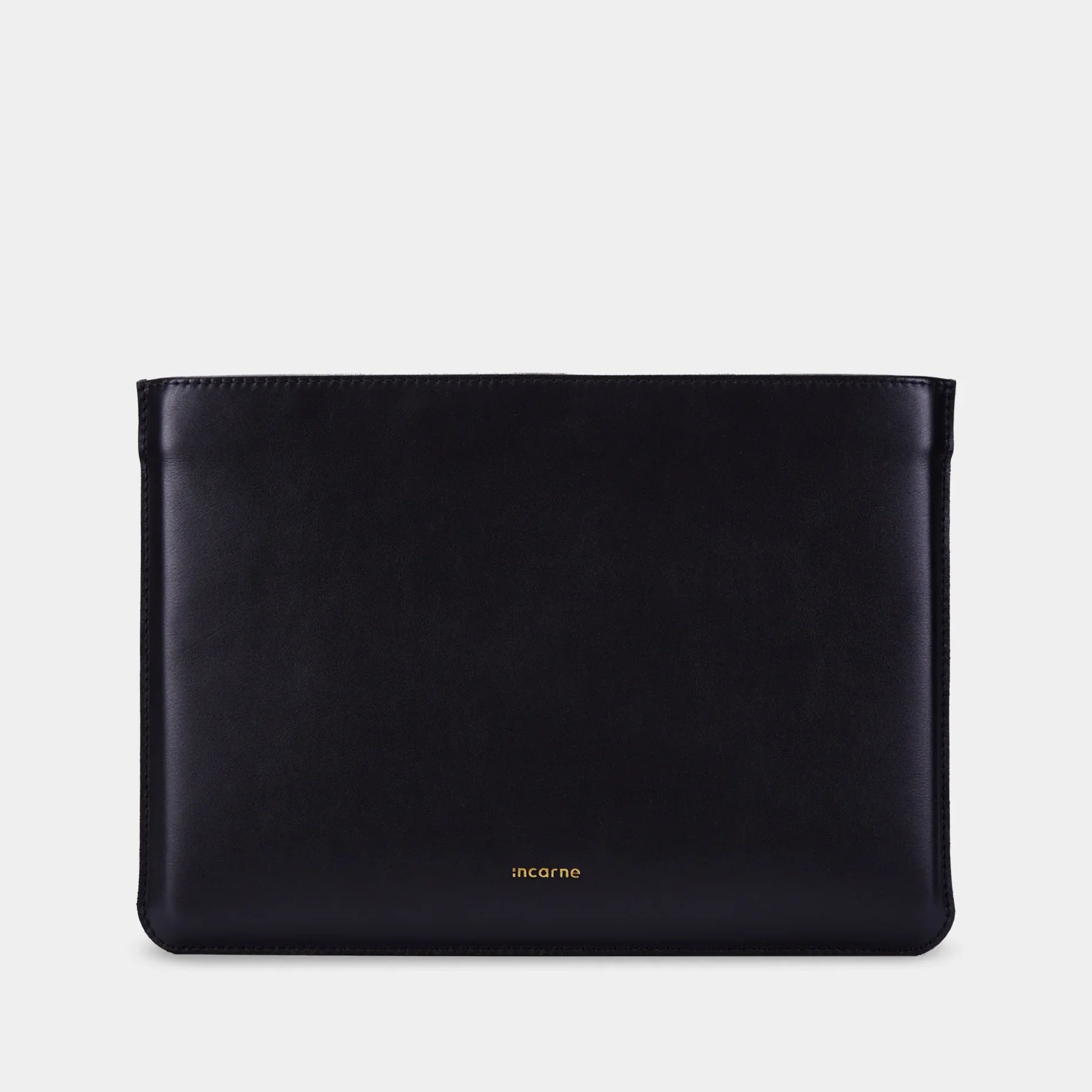 Чорний шкіряний чохол Cline від INCARNE для MacBook на білому фоні, мінімалістичний тонкий дизайн
