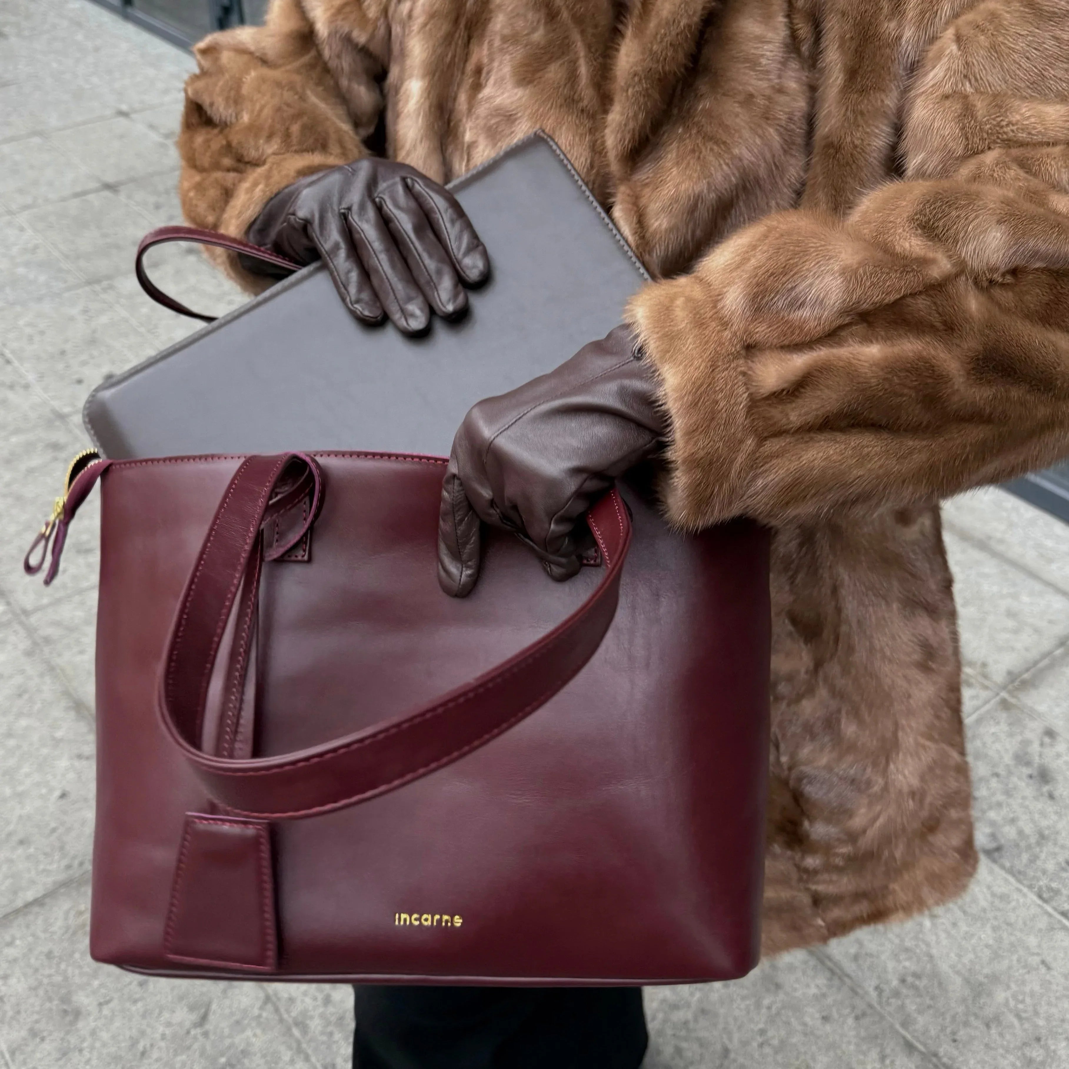 Сумка Emeli бордо в руці, універсальна шкіряна shopper bag для роботи, навчання та міських прогулянок