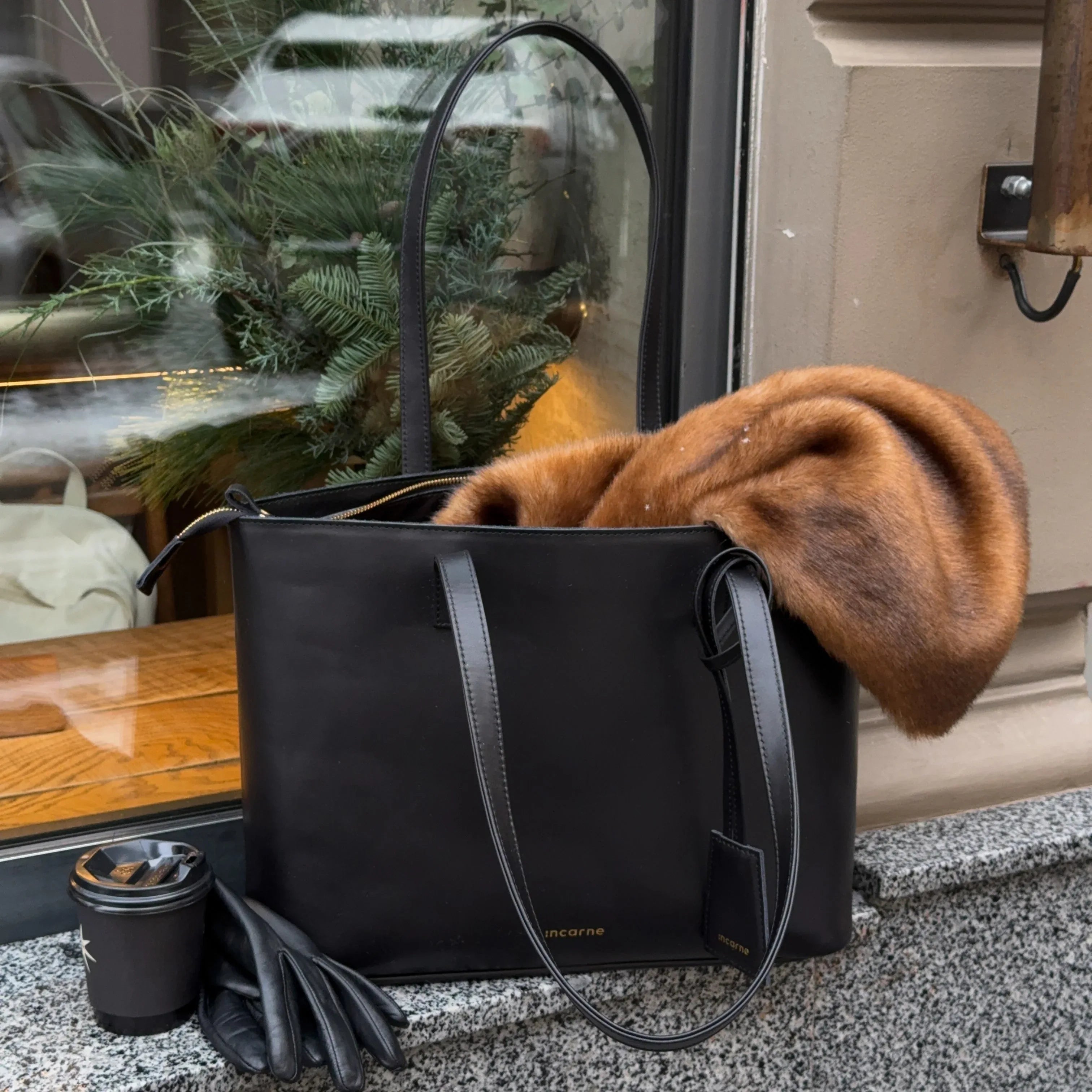 Жіноча шкіряна сумка Emeli в чорному кольорі на моделі, стильний shopper bag для міста