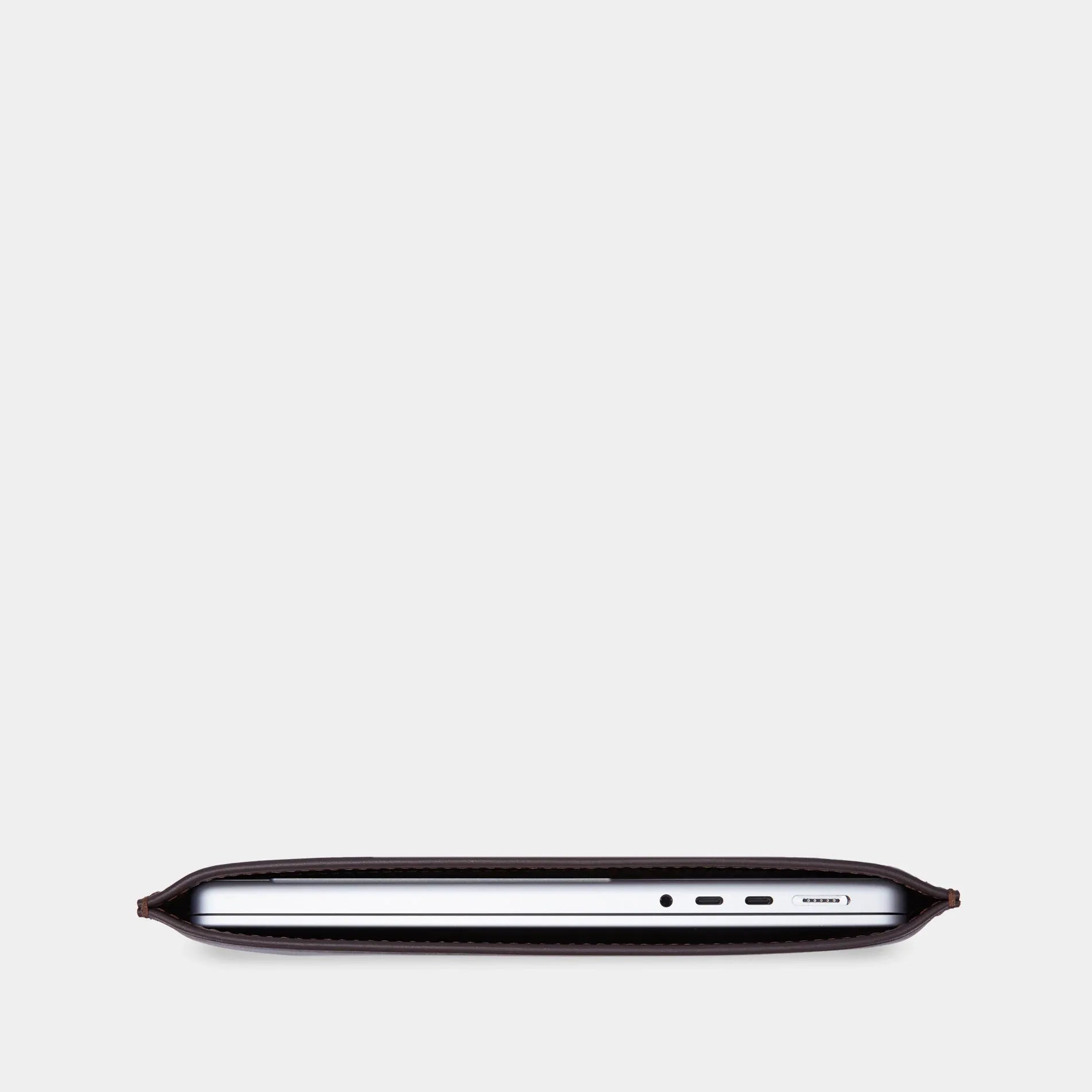 Шоколадний шкіряний чохол для MacBook ClineUp з м’якою оксамитовою підкладкою, преміальна обробка швів і кромок