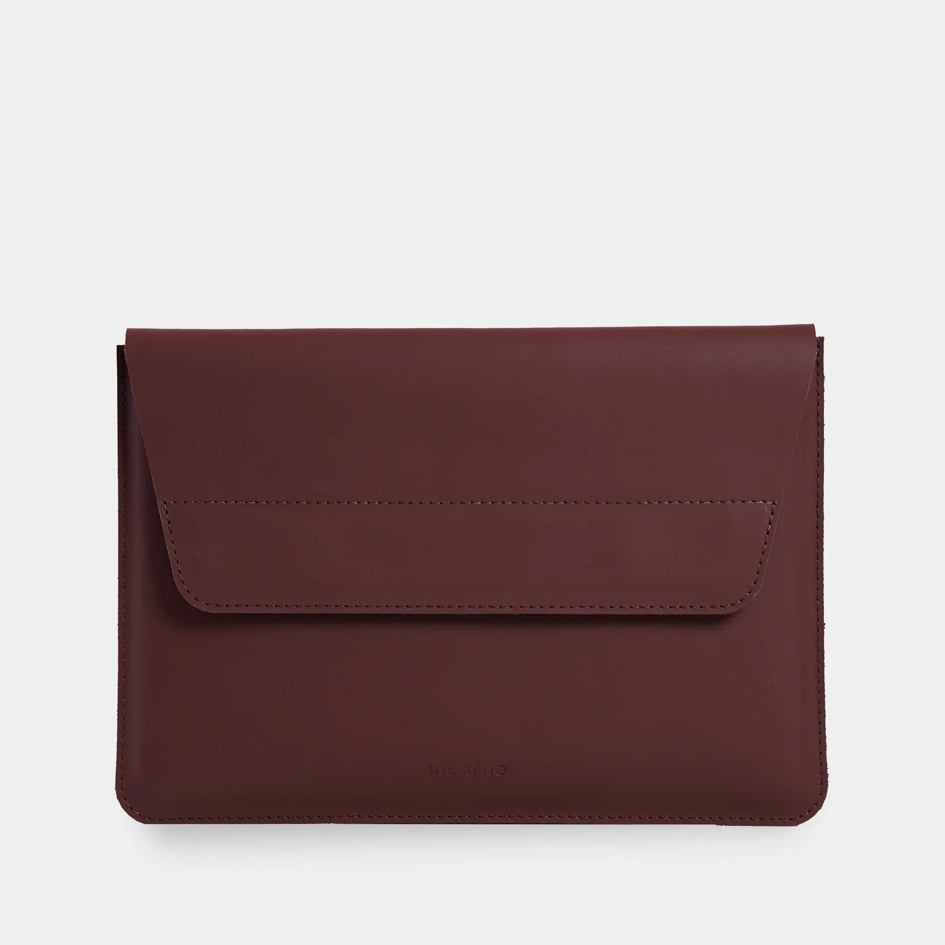 Коричневий шкіряний чохол Line від INCARNE для MacBook на столі, мінімалістичний дизайн для щоденного використання