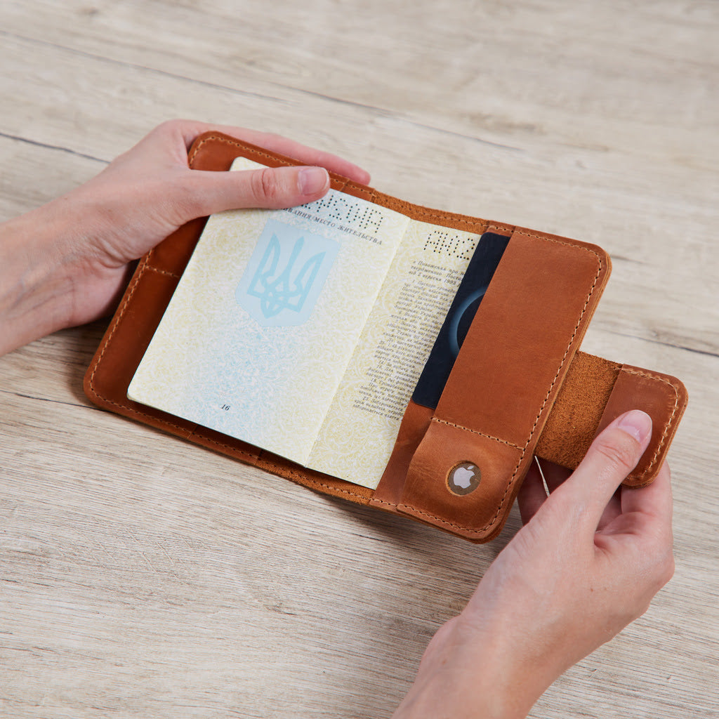 Обложка на паспорт для путешествий с держателем для AirTag и карточек из винтажной кожи «Смарт Джорни» Smart Journey