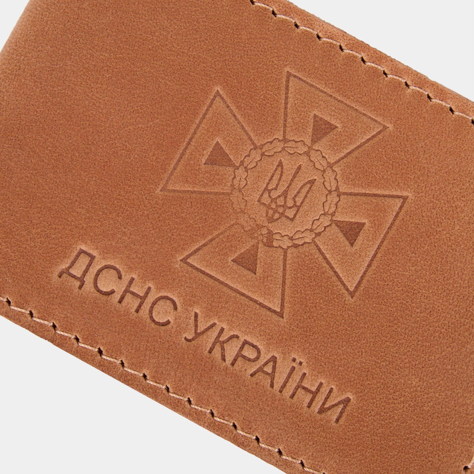 Зворотний бік обкладинки ДСНС INCARNE з шкіри коньяк, віконце для жетона та охайні шви ручної роботи