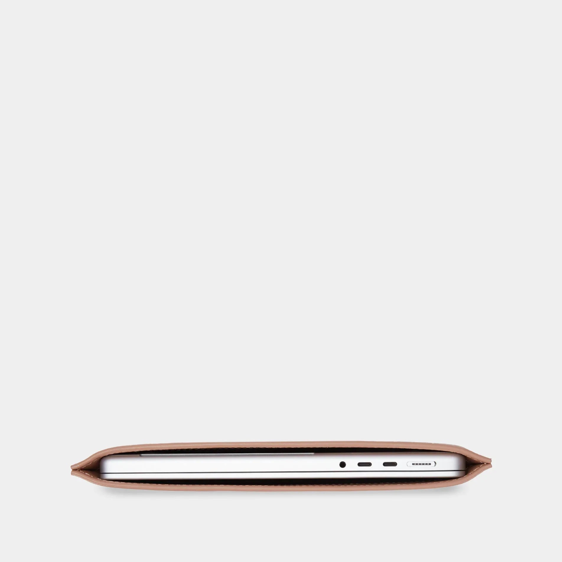 Чохол ClineUp зі шкіри мокка з MacBook усередині демонструє можливість заряджання ноутбука в чохлі