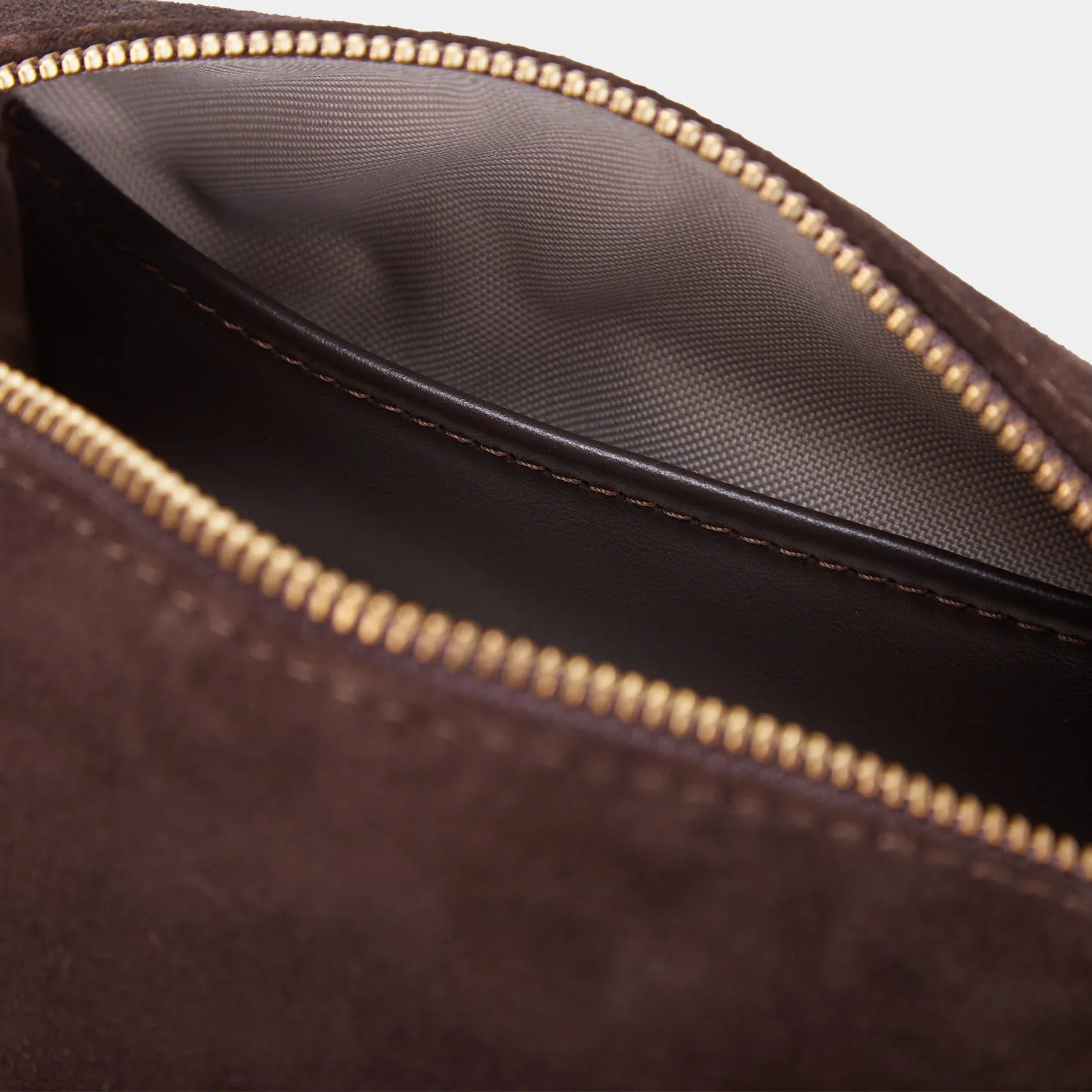 Косметичка Mirage відкрита, видно пісочну водостійку підкладку та внутрішню кишеню для дрібної косметики