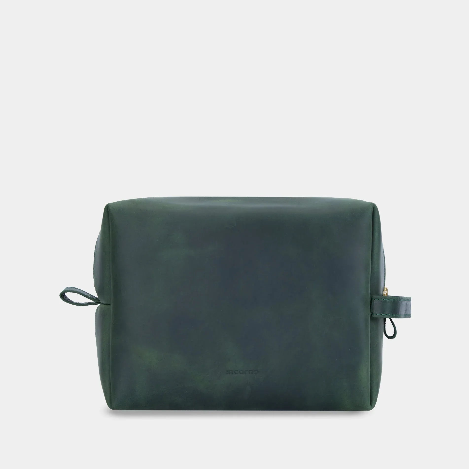 Деталь блискавки косметички Mirage, шкіряний хлястик на бігунку та вінтажна текстура натуральної шкіри