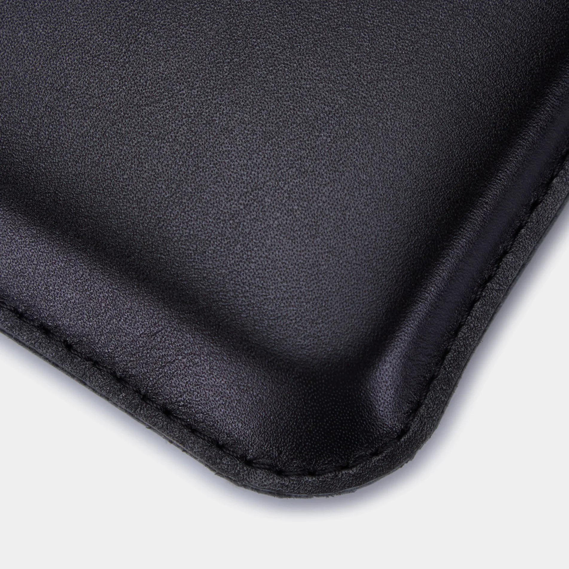 Чохол Cline і кардхолдер Minimal чорного кольору поруч з MacBook, елегантний робочий сет для офісу та подорожей