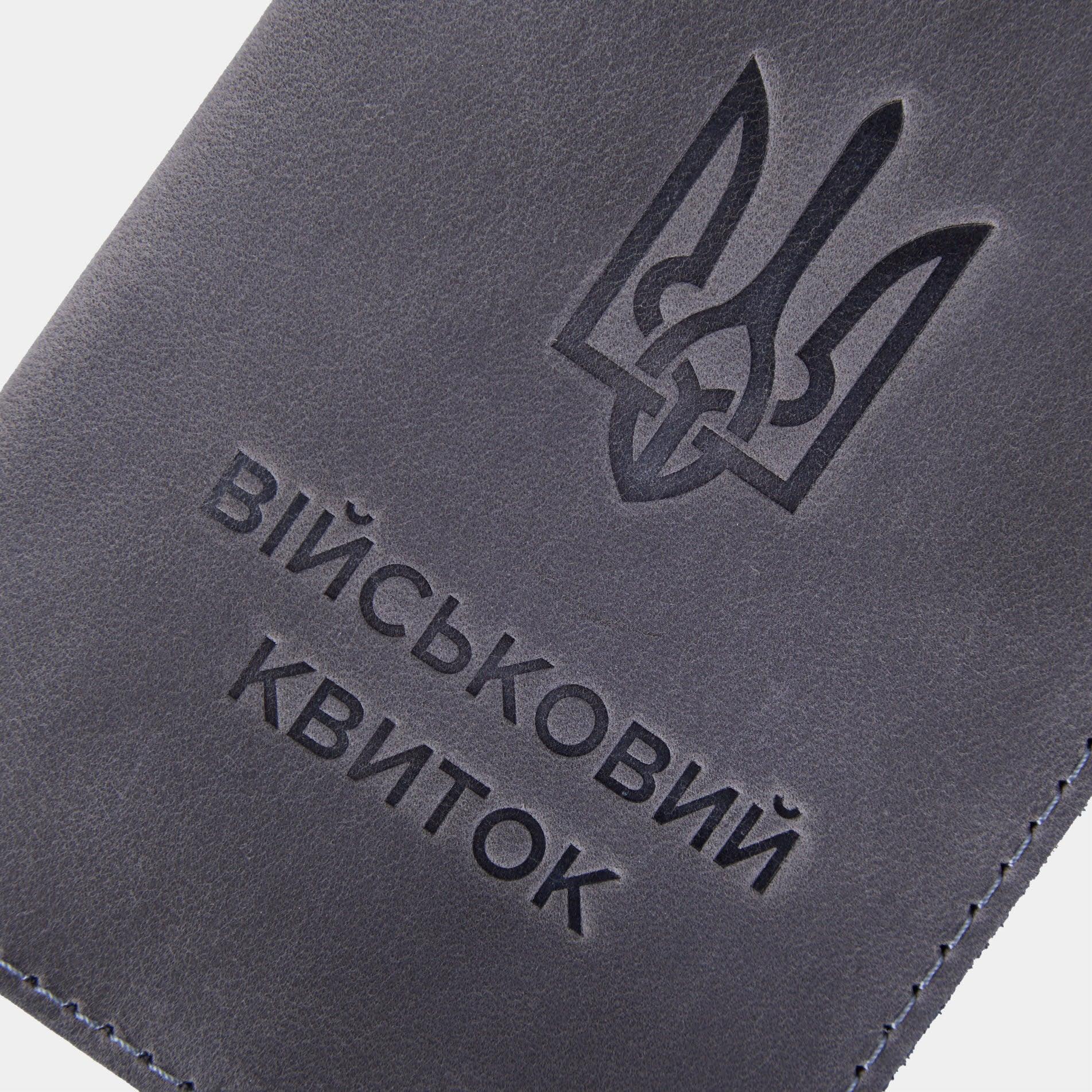 Сіра вінтажна шкіряна обкладинка для військового квитка на столі, аксесуар ручної роботи бренду INCARNE
