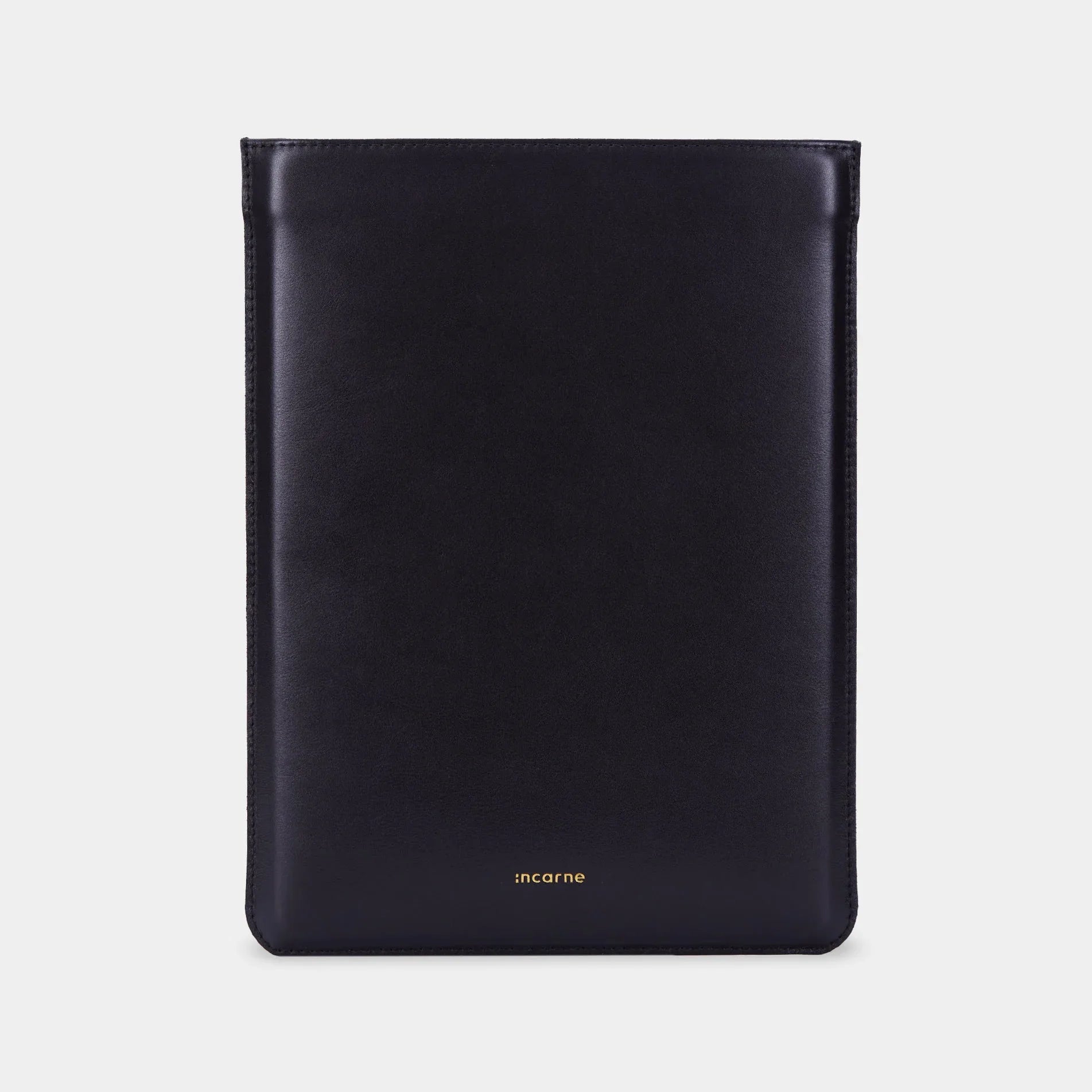 Чорний шкіряний чохол ClineUp для MacBook на робочому столі, мінімалістичний офісний аксесуар для ноутбука
