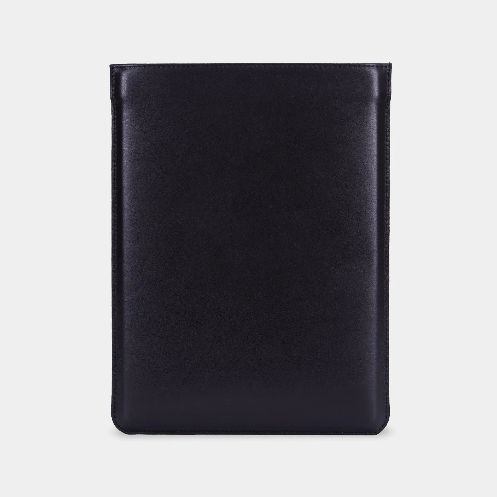 Макбук частково вставлений у чорний шкіряний чохол ClineUp з можливістю заряджання в чохлі