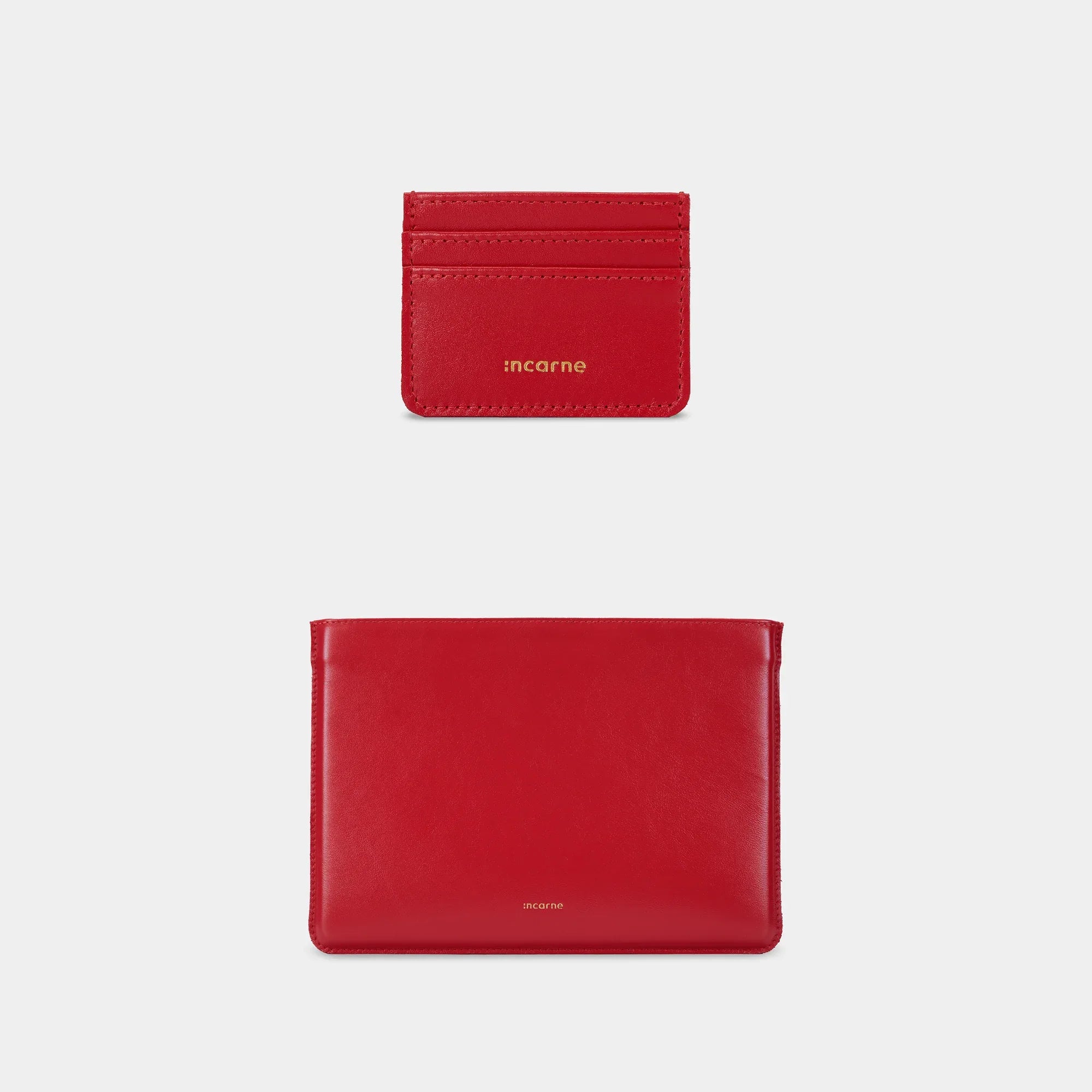 Подарунковий сет INCARNE Cline + Minimal з червоної натуральної шкіри на столі поруч із MacBook і аксесуарами