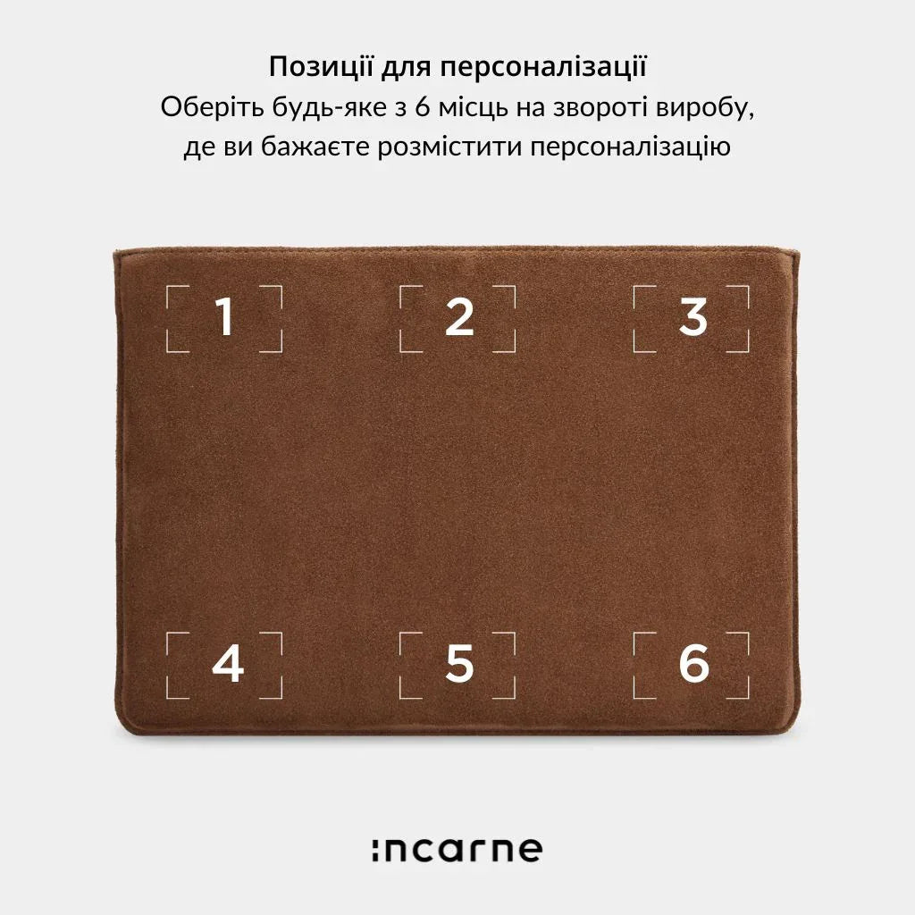 Чохли Cline різних відтінків на столі, стильні велюрові кейси для MacBook з елегантним мінімалістичним дизайном