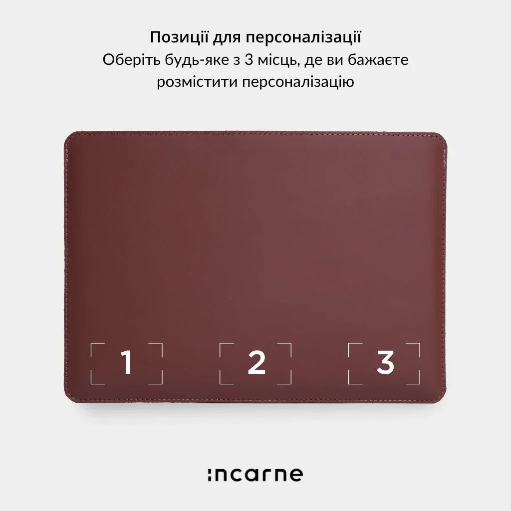 Чохол для MacBook Gamma Plus коричневий, вид зверху крупним планом, натуральна класична шкіра від бренду INCARNE