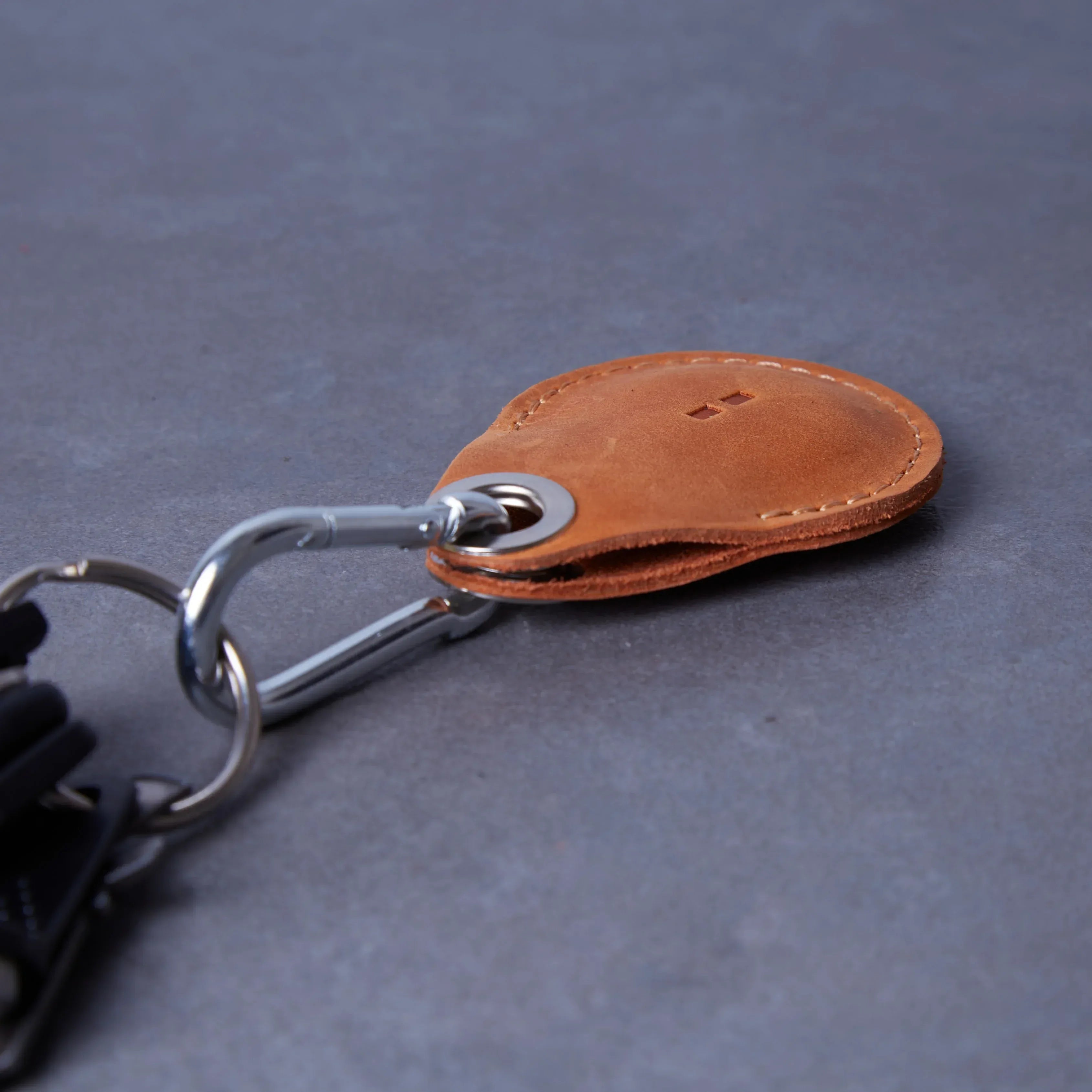 Закритий чохол для AirTag Key Tag на кнопці, коньячний колір, мінімалістичний дизайн для кріплення до сумки чи рюкзака