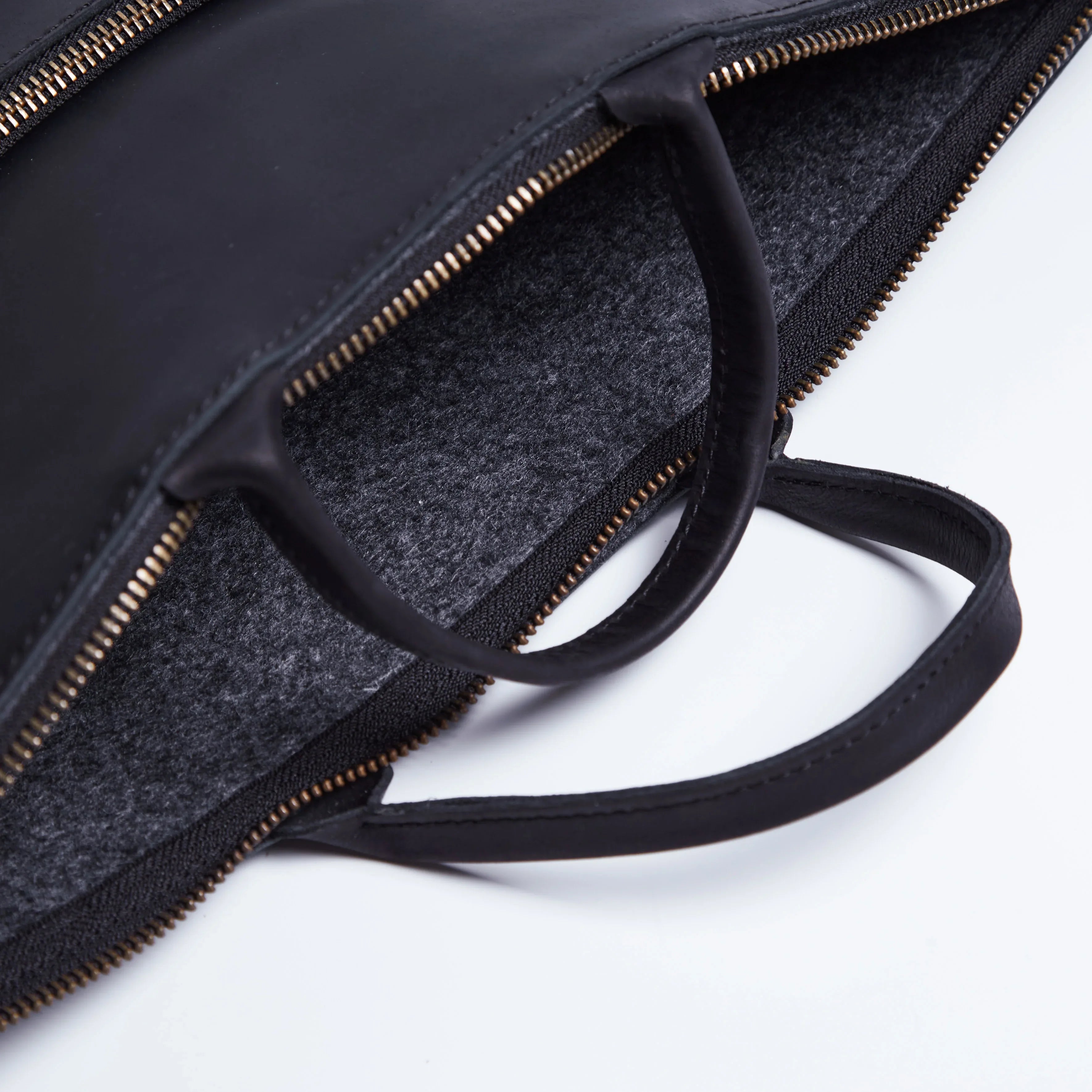 Жінка зі шкіряним чохлом Maryland у діловому образі, аксесуар універсального стилю