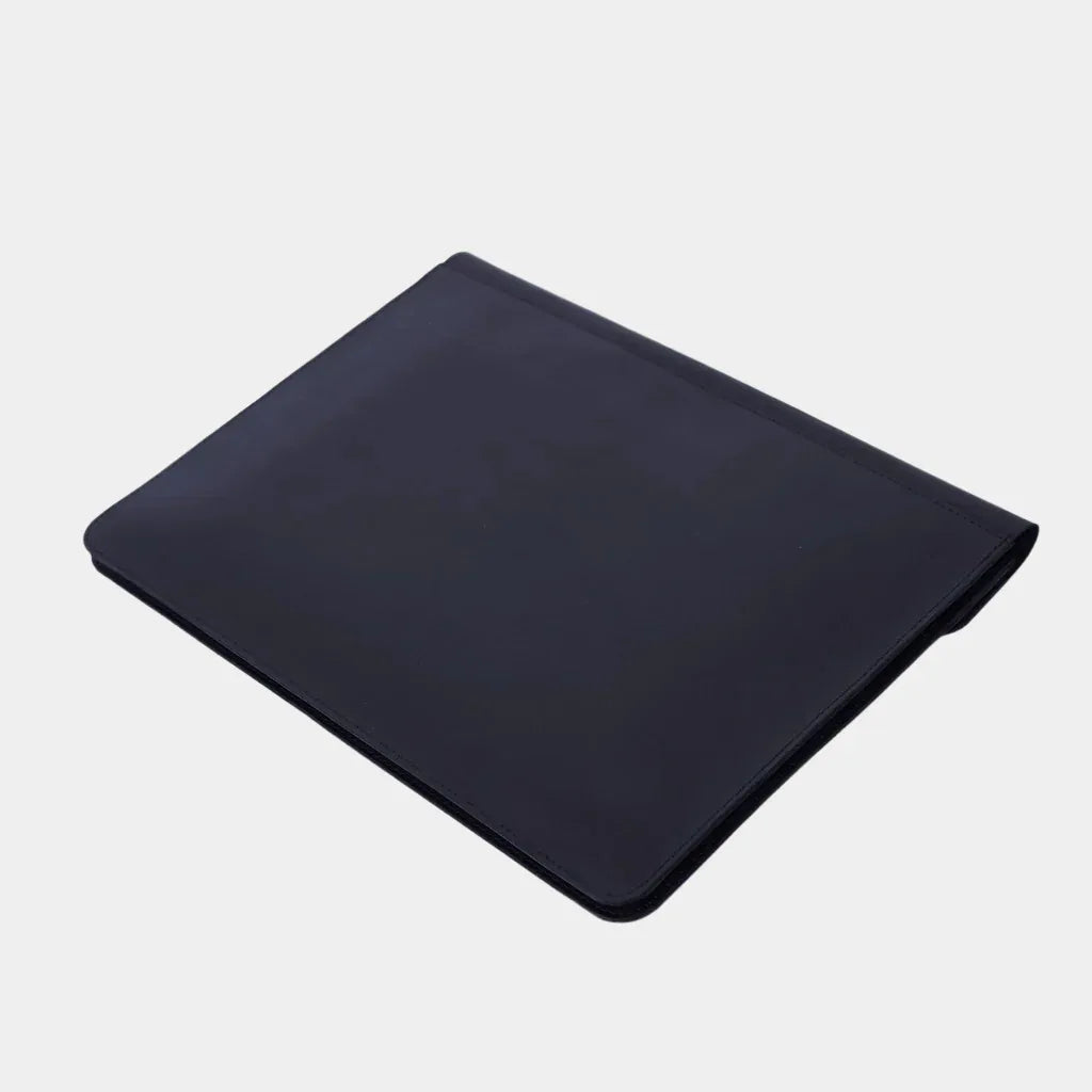 Чорний чохол Neat від INCARNE для MacBook Air і Pro з натуральної шкіри для роботи та подорожей