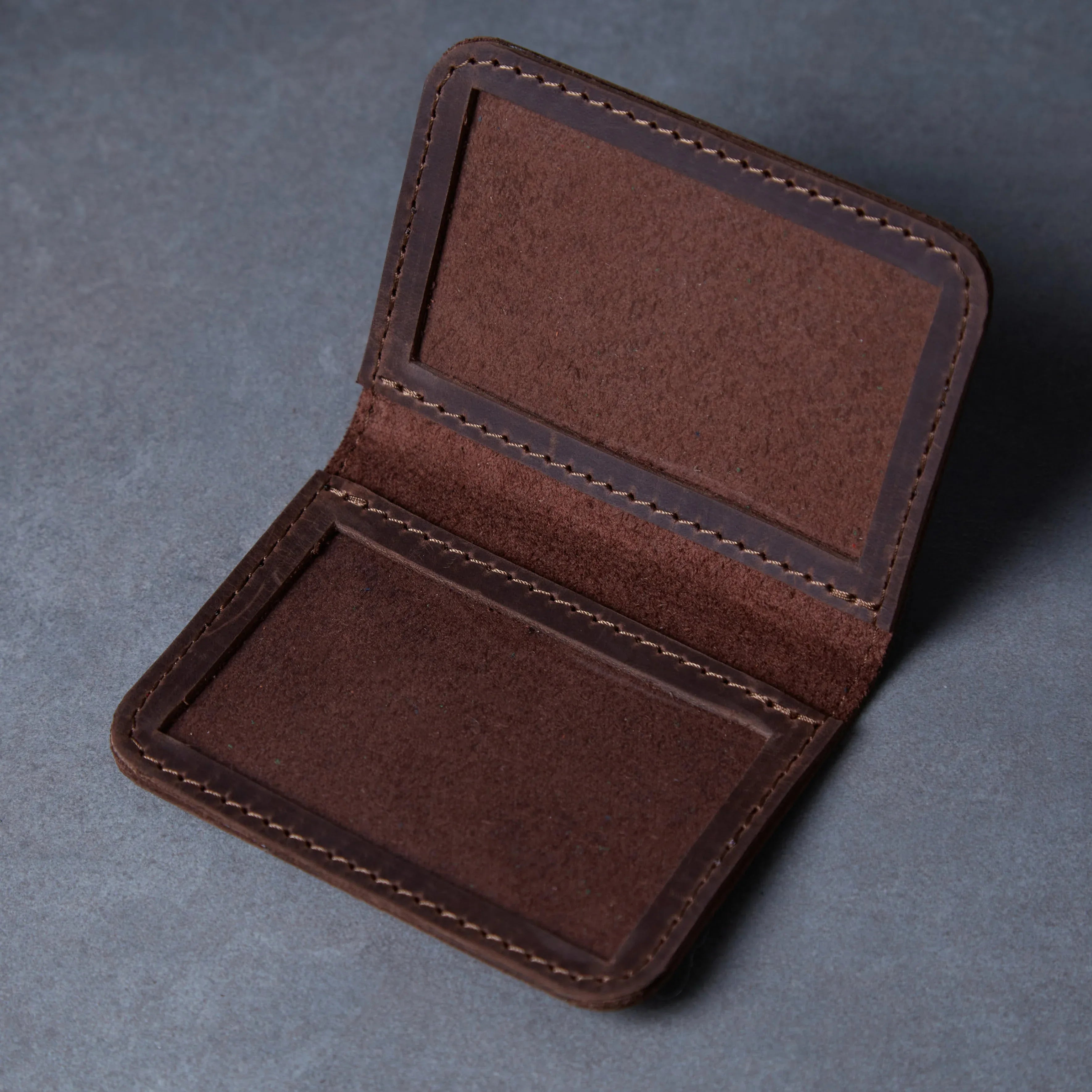 Компактна шкіряна обкладинка для документів формату картки з відділеннями для техпаспорта та студентського квитка