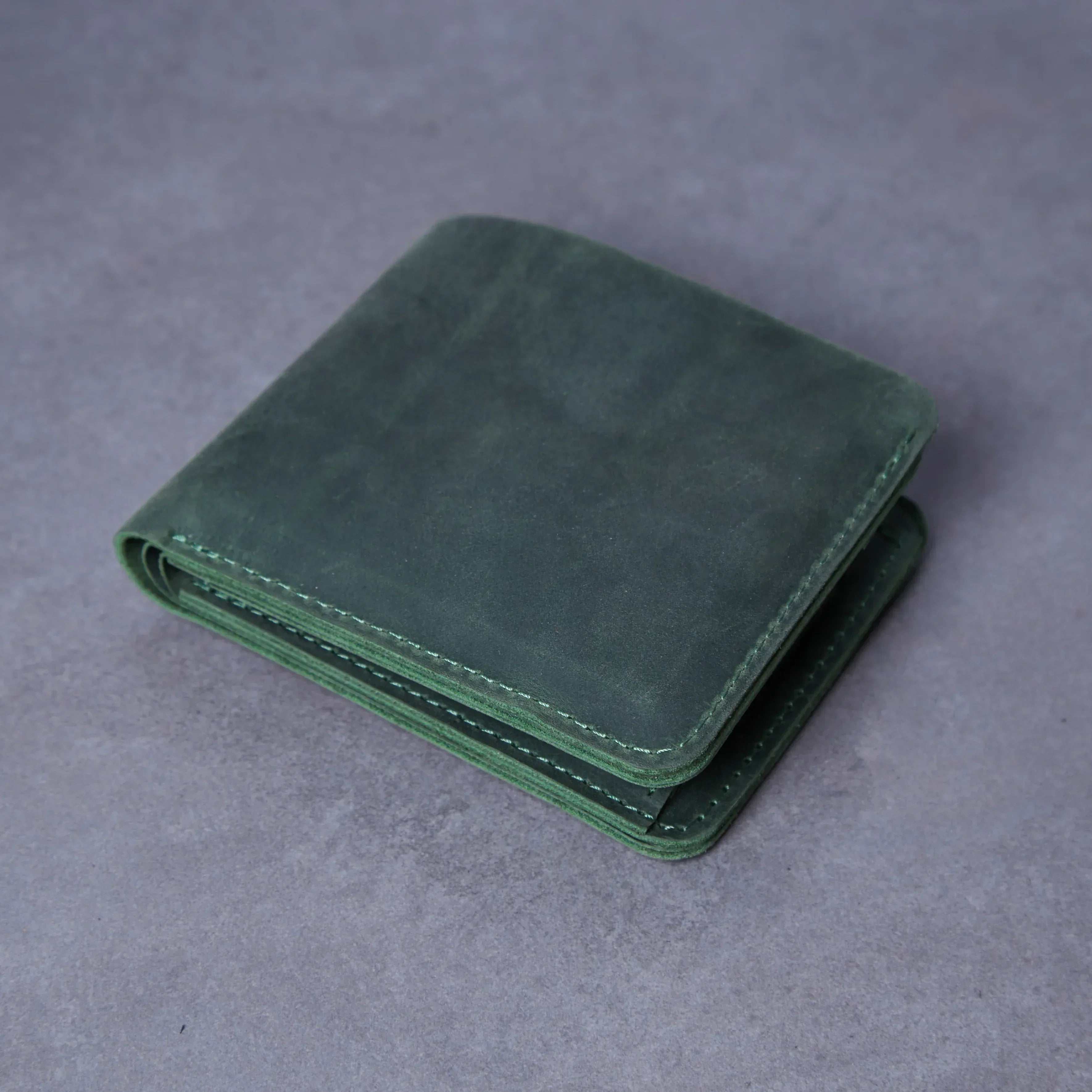 Компактний шкіряний гаманець Jack у зеленому вінтажному відтінку, зручно організовані відділення для карток і купюр