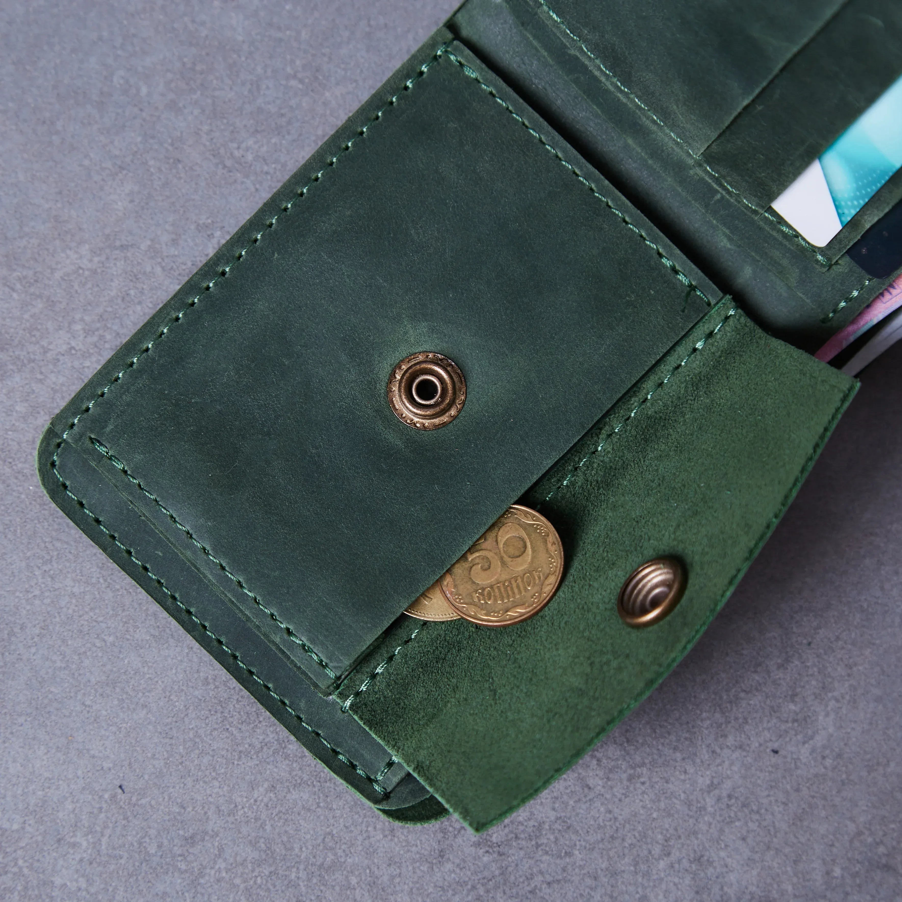 Гаманець Jack від INCARNE у відкритому вигляді, міні-відділення для монет на кнопці та рівні контрастні шви