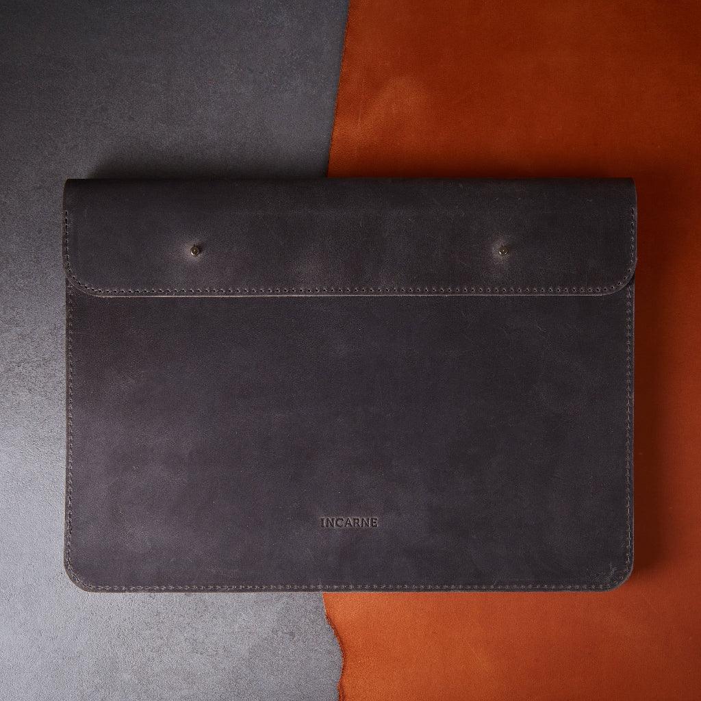 Чохол Neat з вінтажної сірої шкіри з MacBook всередині, вигляд зверху, компактний формат для щоденного носіння