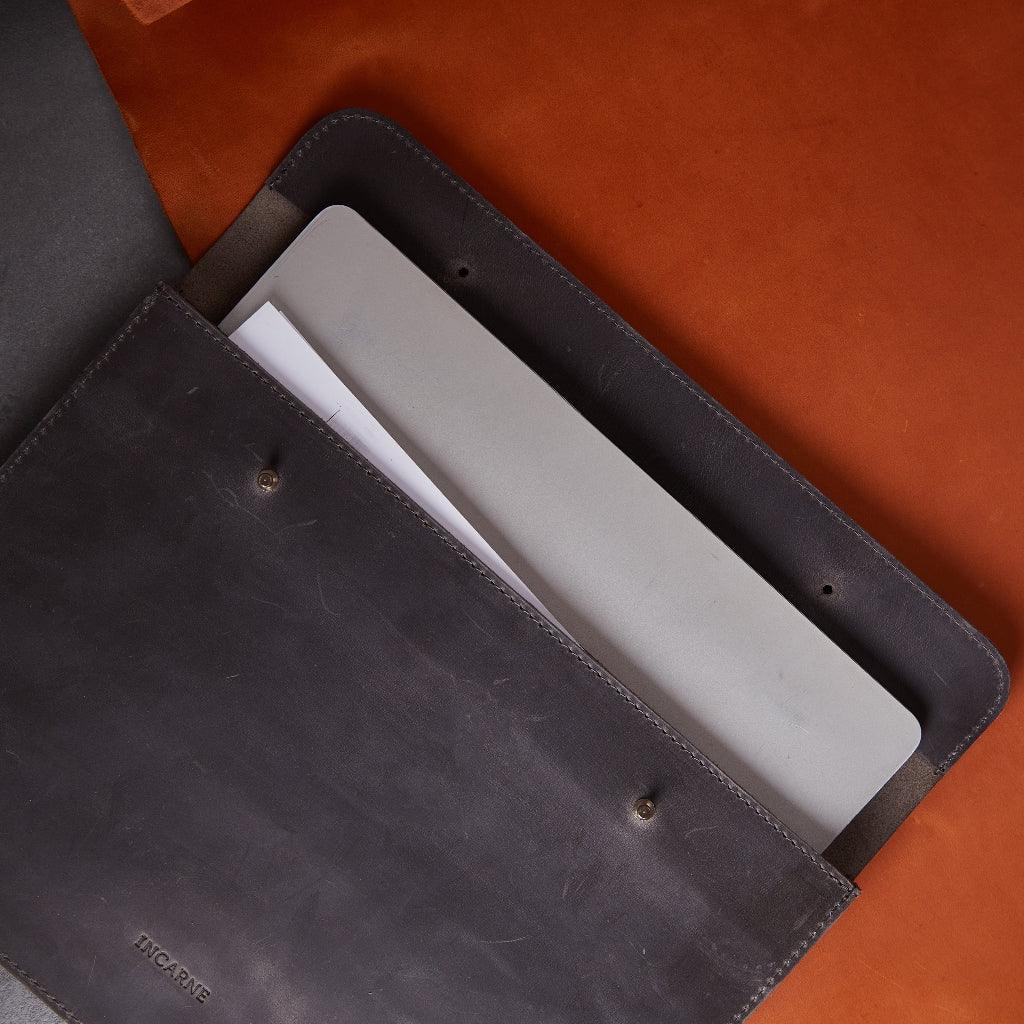 Організація простору всередині чохла Neat INCARNE з кишенею для дрібниць і слотом для карток