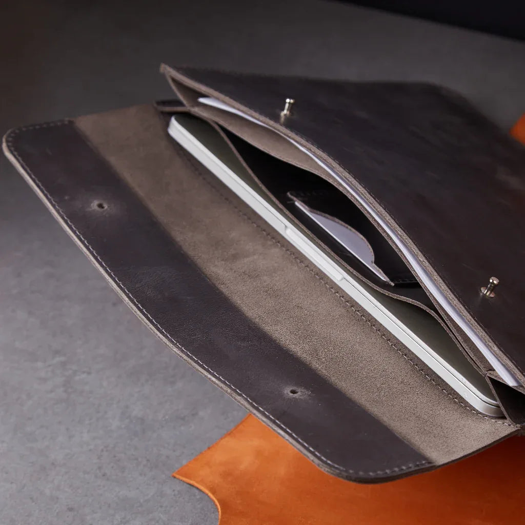 Сірий чохол Neat з MacBook, кабелем та аксесуарами, стильний варіант замість класичної сумки для ноутбука
