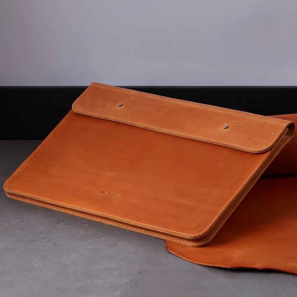 Внутрішні кишені чохла Neat для ноутбука, документів і планшета, натуральна шкіра кольору коньяк