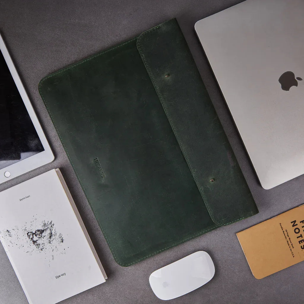 Кейс Neat із зеленої вінтажної шкіри для MacBook, огляд спереду на застібку та акуратні шви