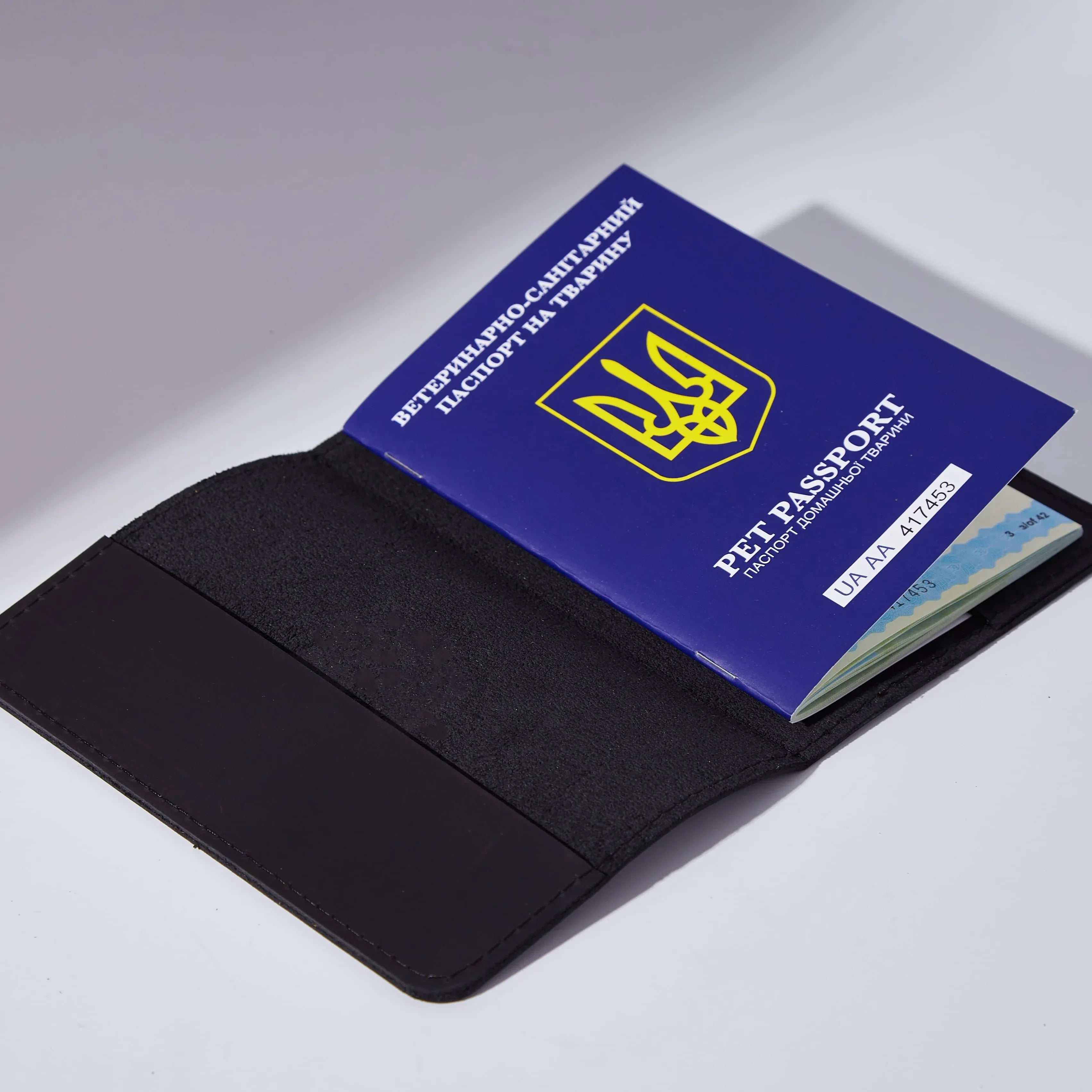 Відкрита обкладинка для ветпаспорта Paw з вставленим документом всередині, надійна фіксація