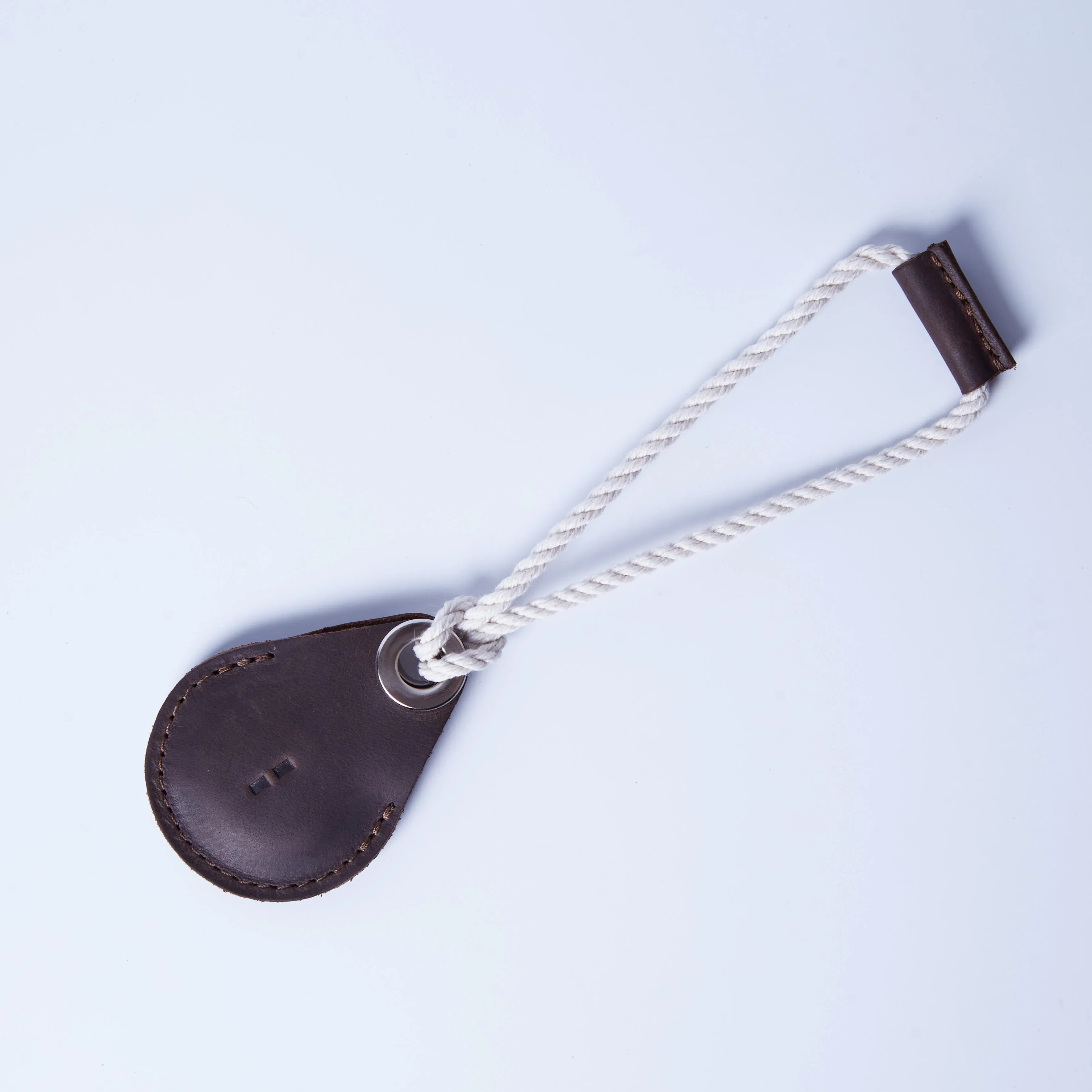 Деталь фактури вінтажної коричневої шкіри чохла Air Holder для Apple AirTag від INCARNE