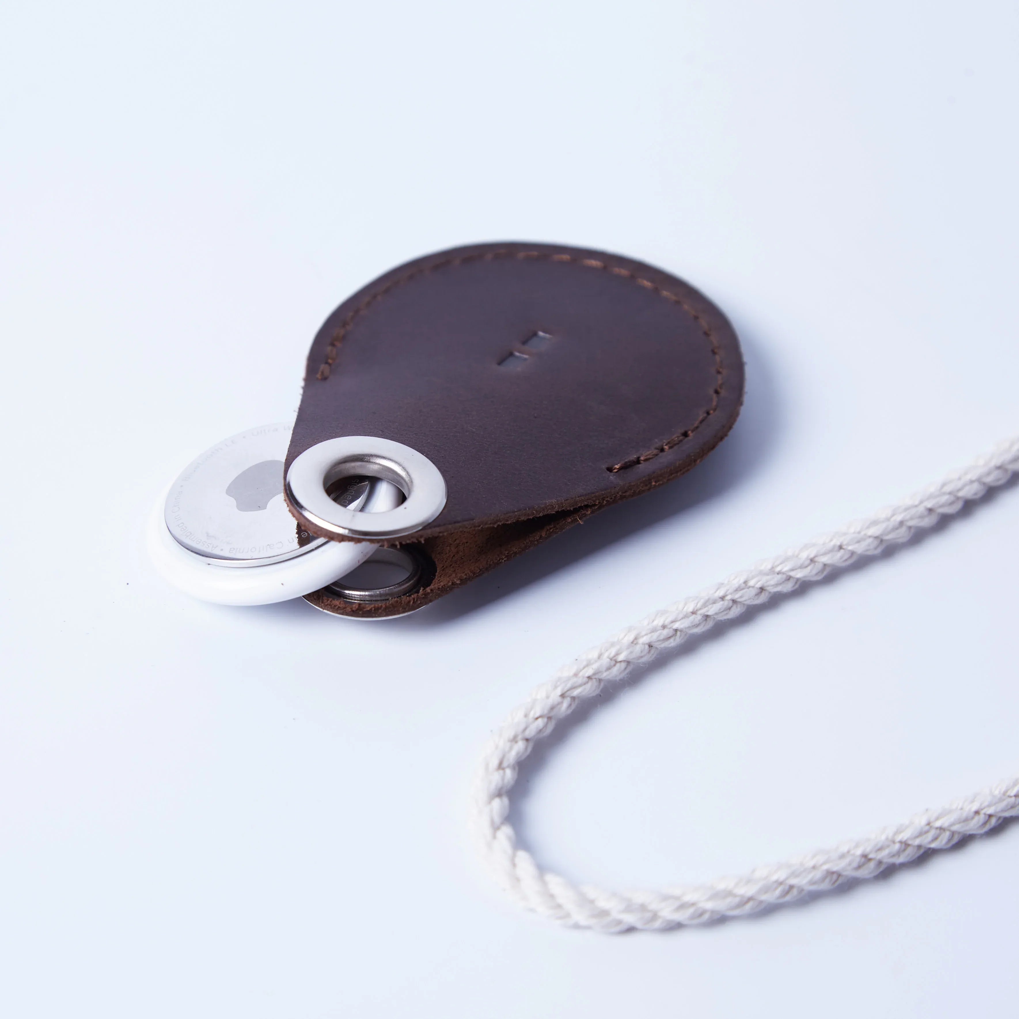 Натуральний шкіряний брелок Air Holder для AirTag у коричневому кольорі, мінімалістичний дизайн