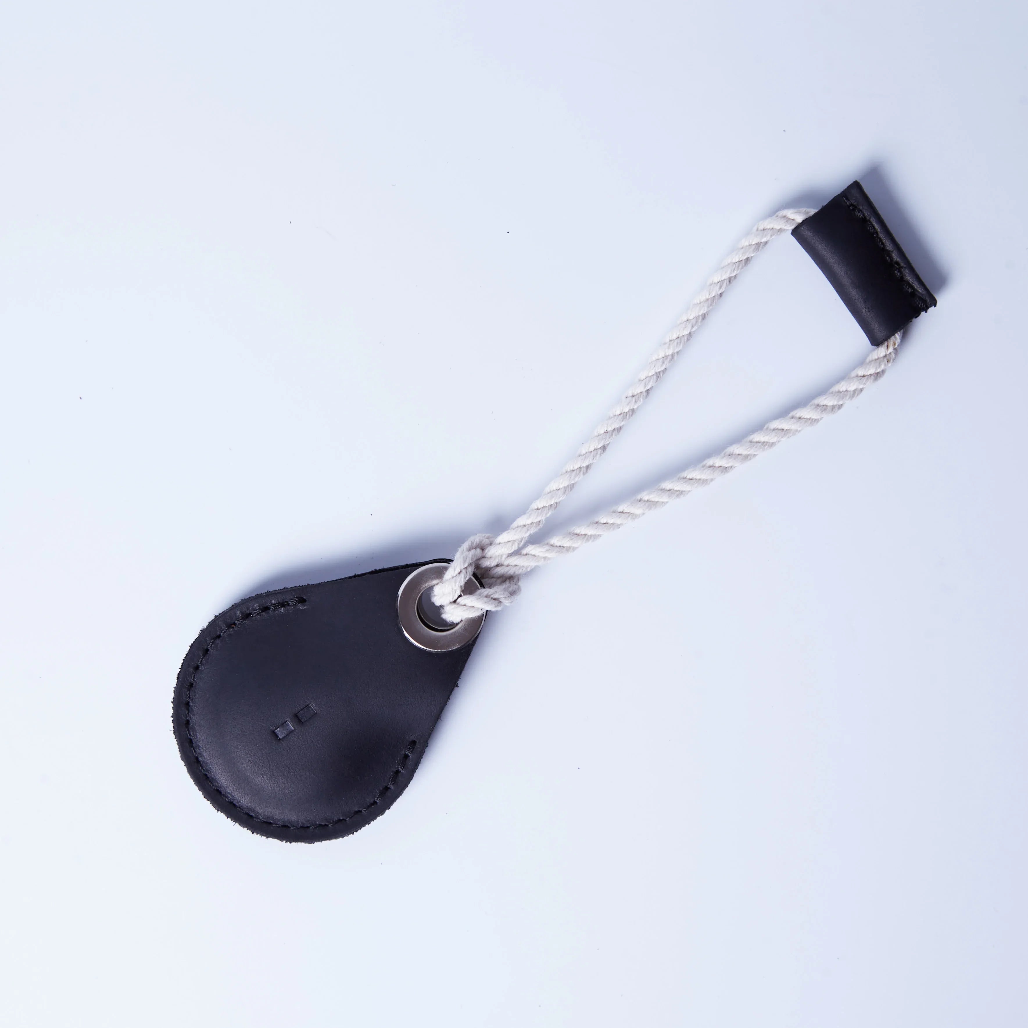 Компактний чохол-брелок Air Holder для AirTag з товстої чорної шкіри, акуратні шви та надійна фурнітура