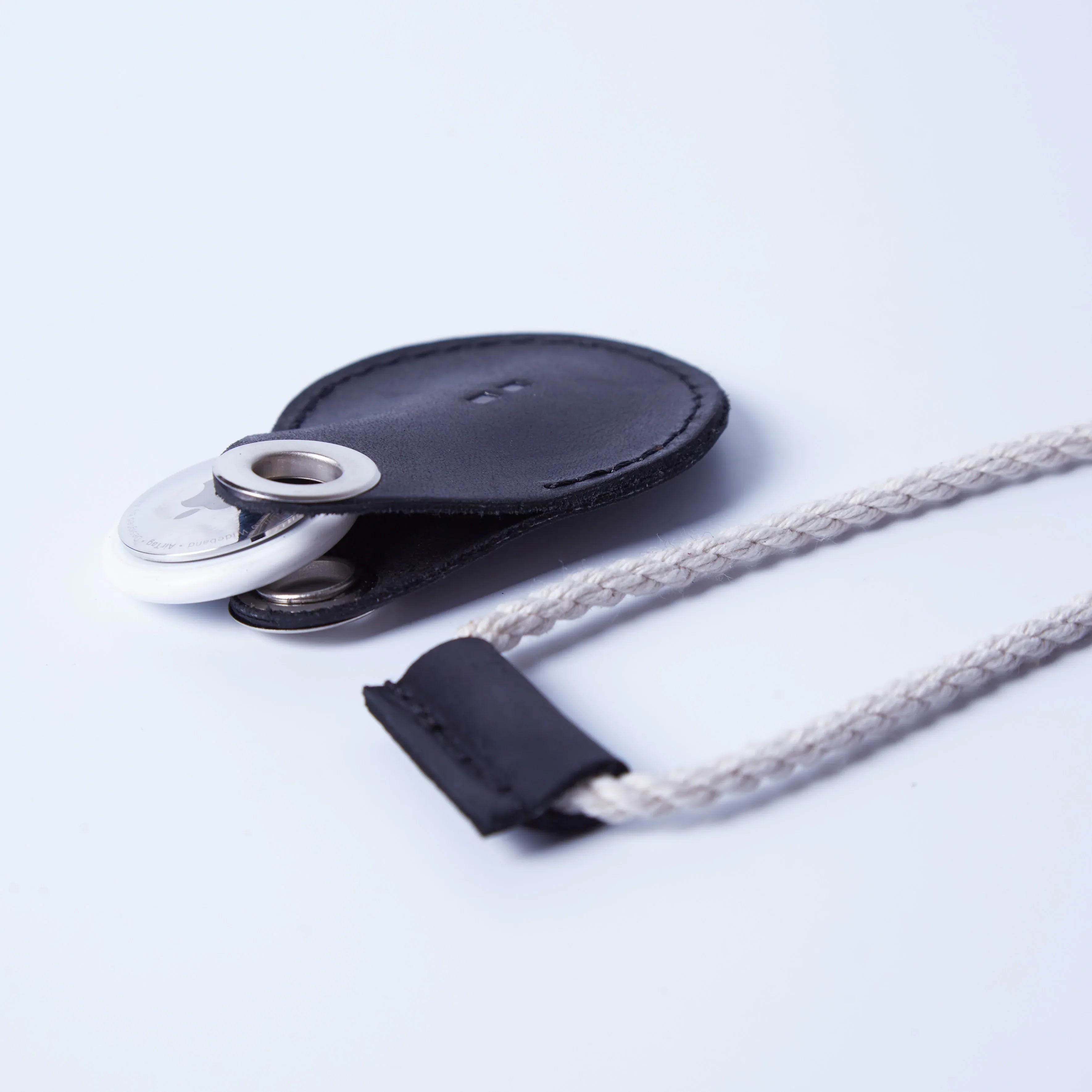 AirTag у чорному вінтажному чохлі Air Holder, кріплення-кільце для ключів та сумок у мінімалістичному стилі