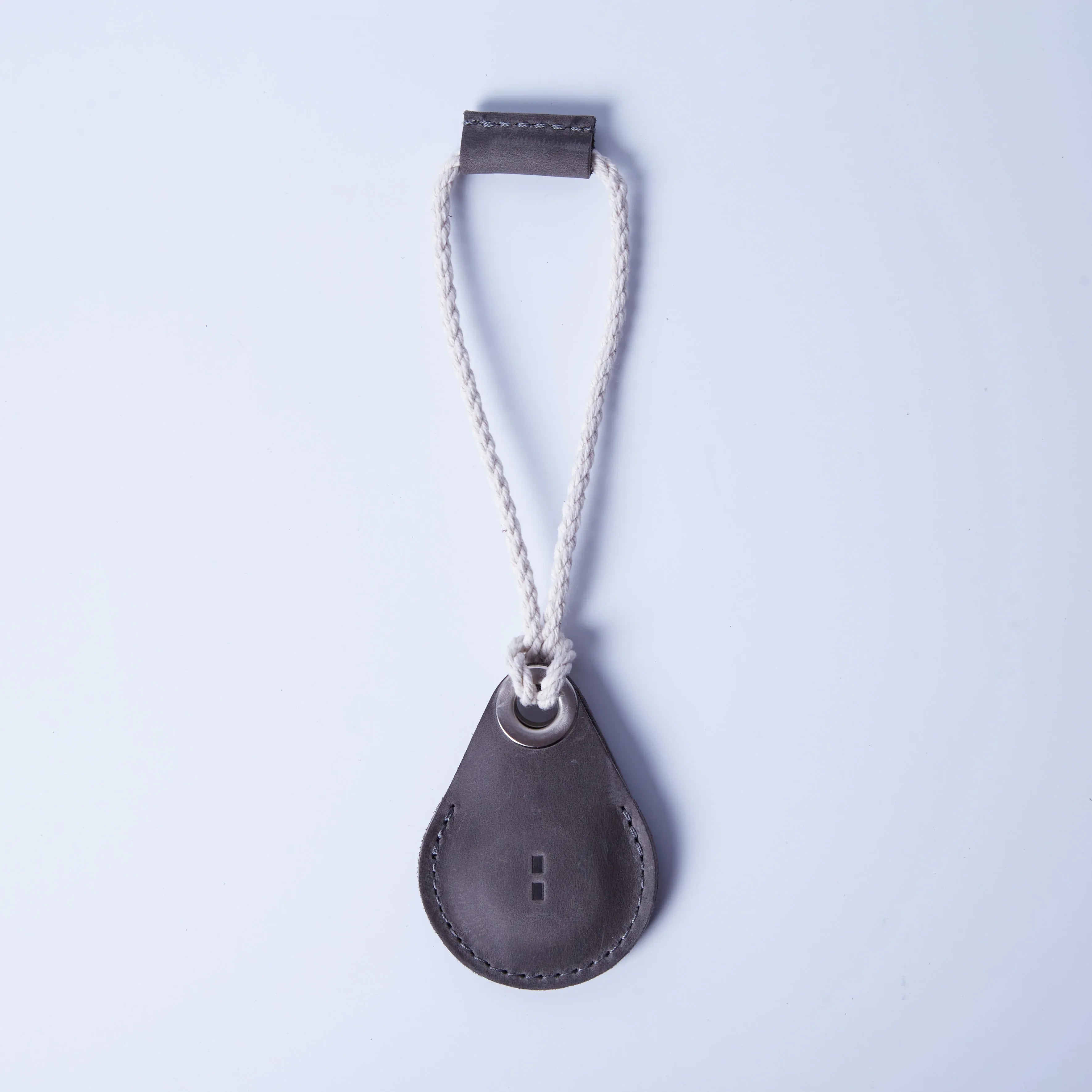 Мінімалістичний сірий шкіряний чохол для Apple AirTag з круглим вирізом під логотип