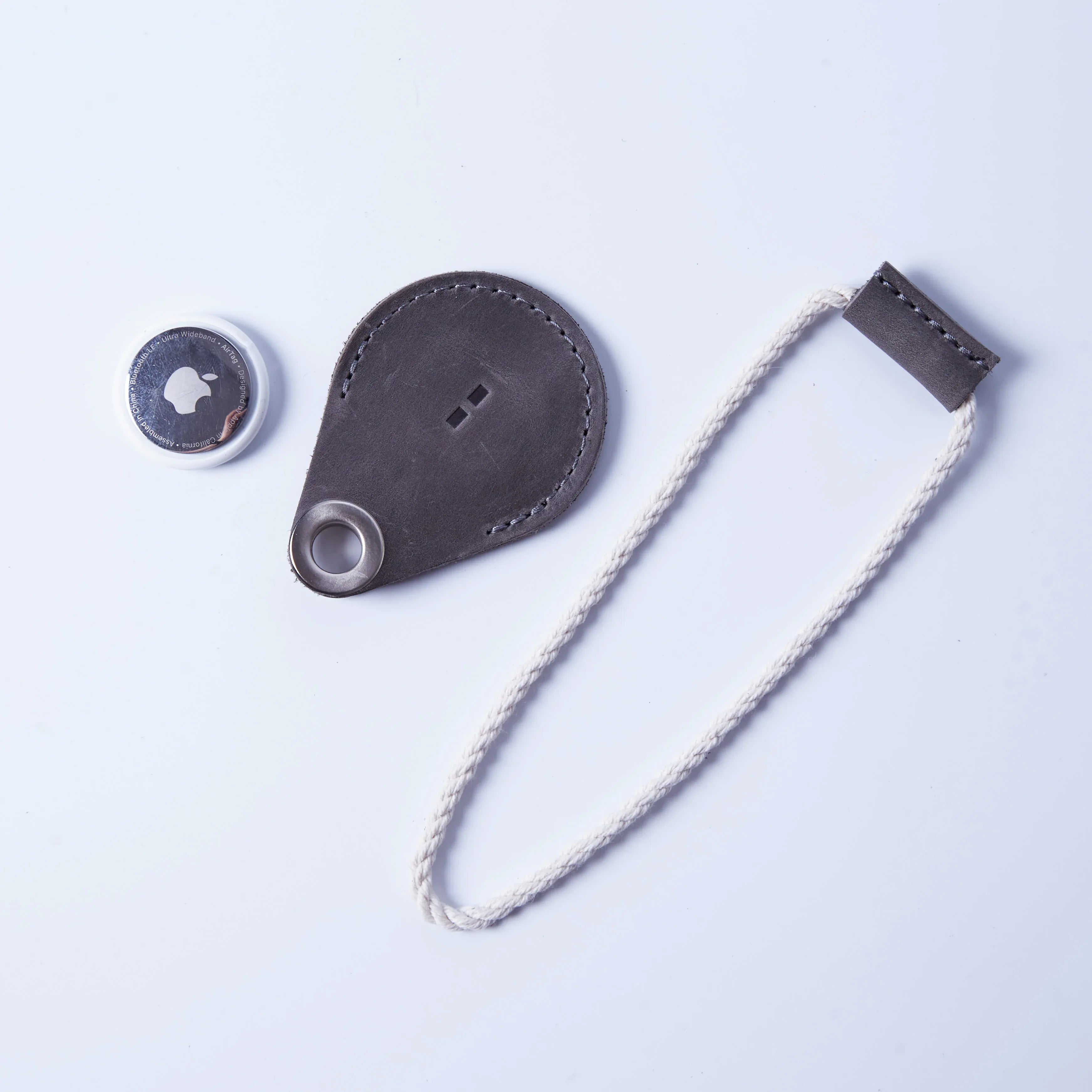 Чохол Air Holder для AirTag у сірому вінтажному кольорі з міцною фурнітурою для кріплення до сумки або рюкзака