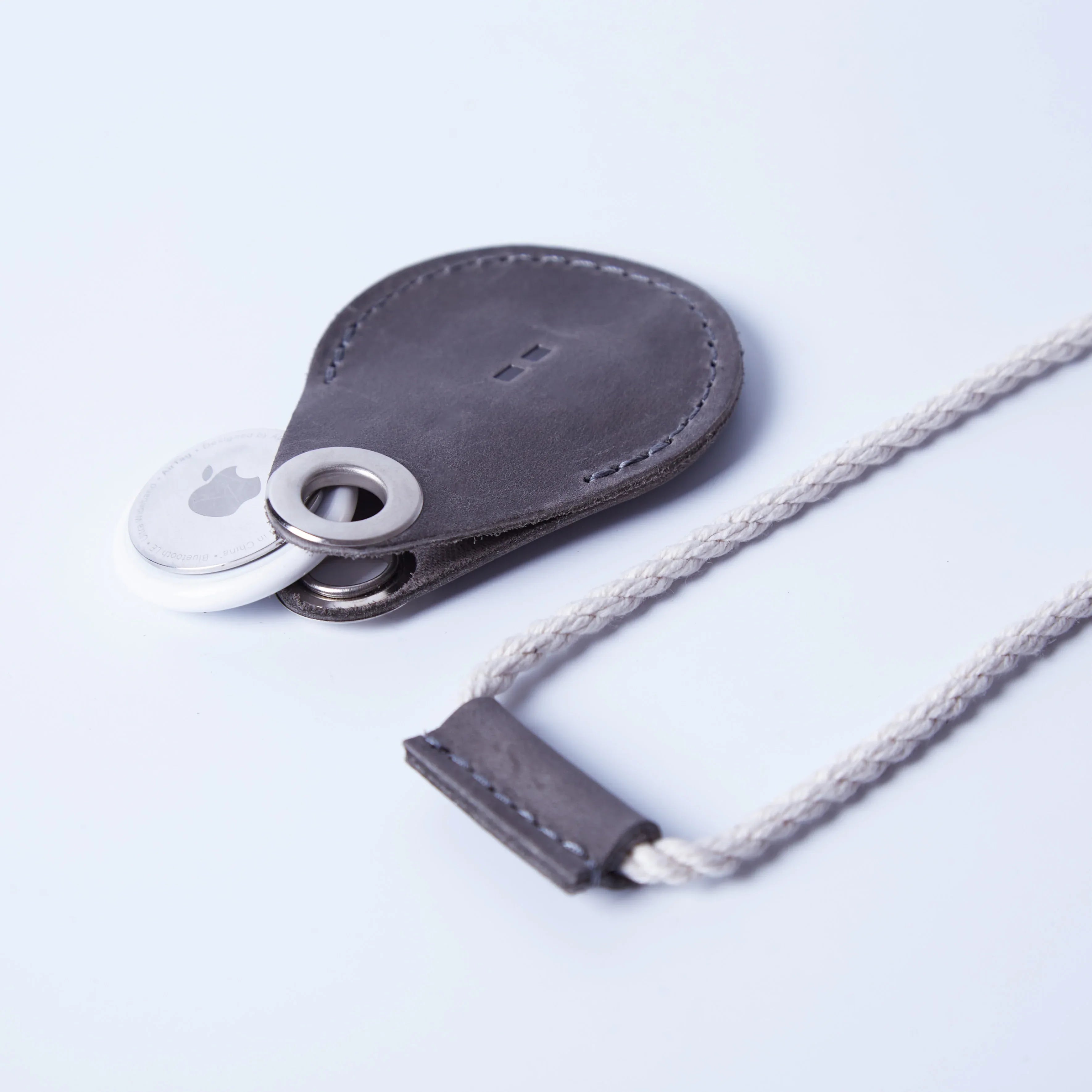 Компактний чохол-брелок для AirTag з натуральної сірої вінтажної шкіри з металевим кільцем для ключів
