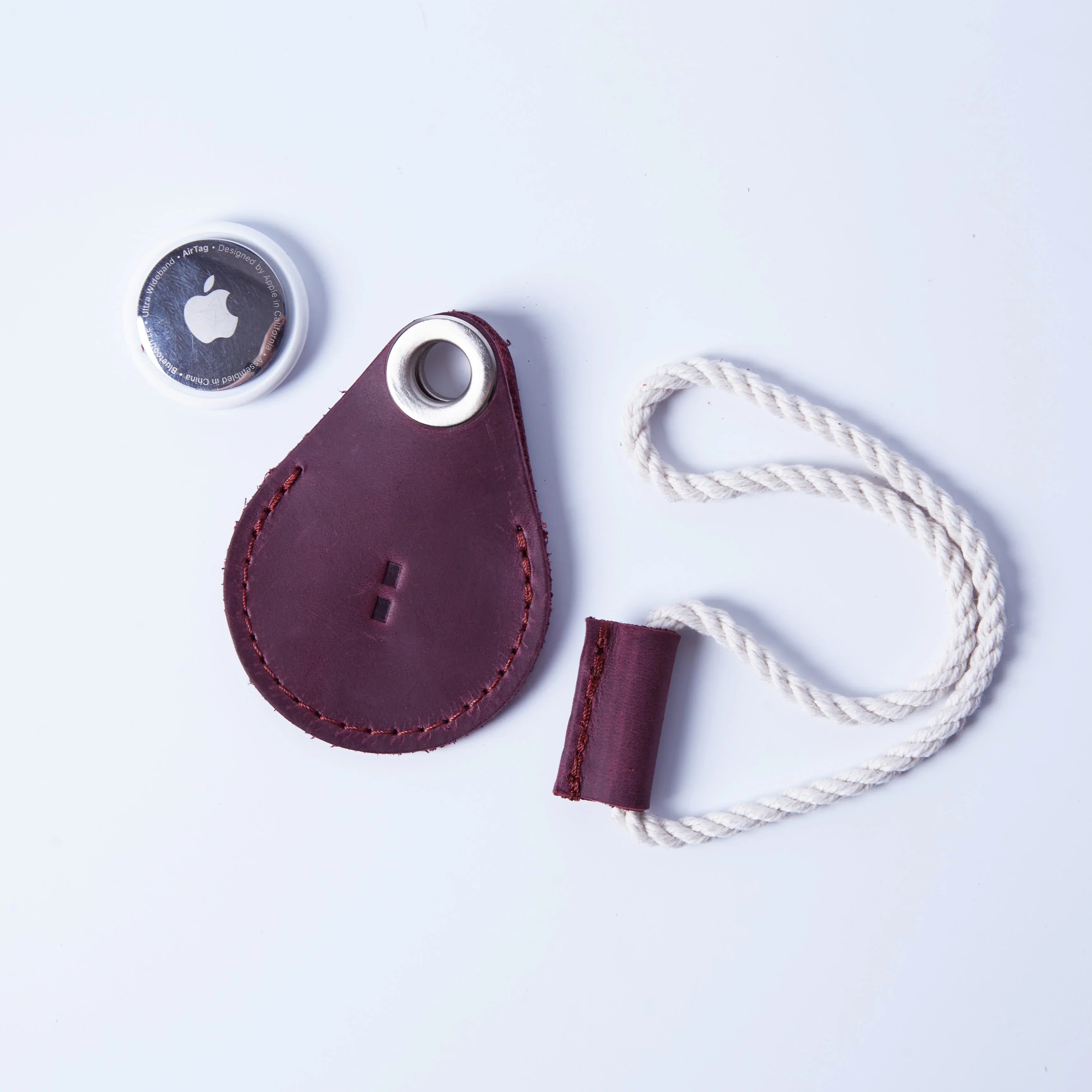 Шкіряний чохол для Apple AirTag Air Holder бордового кольору на ремінці, мінімалістичний аксесуар у повсякденному стилі